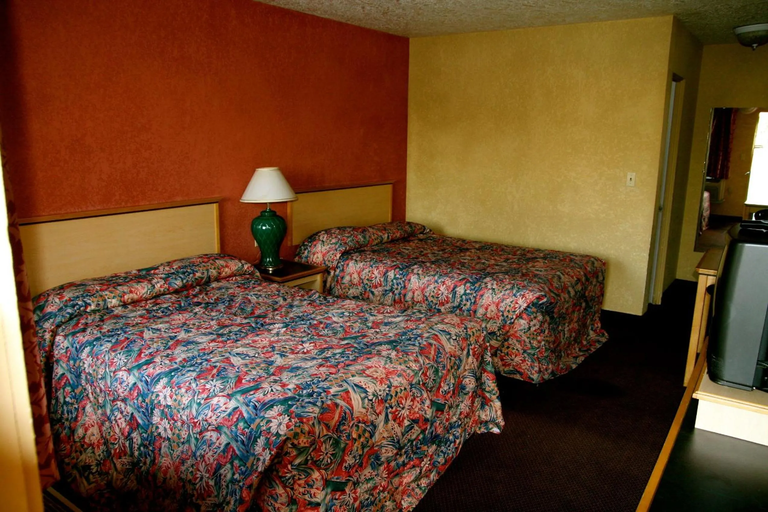 Photo of the whole room, Bed in Holiday Lodge - Salem,OR