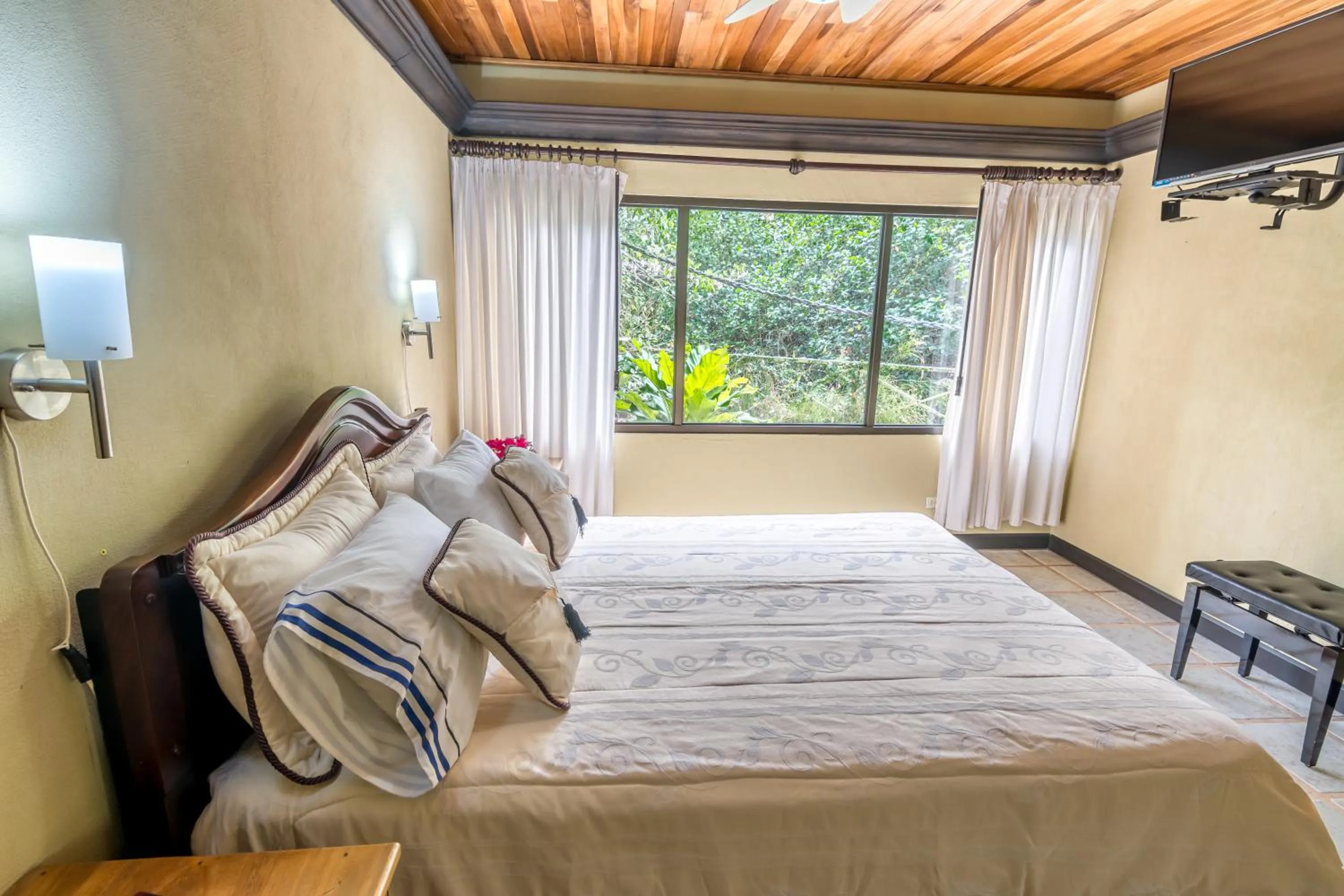 Bedroom, Bed in Kayak Lodge