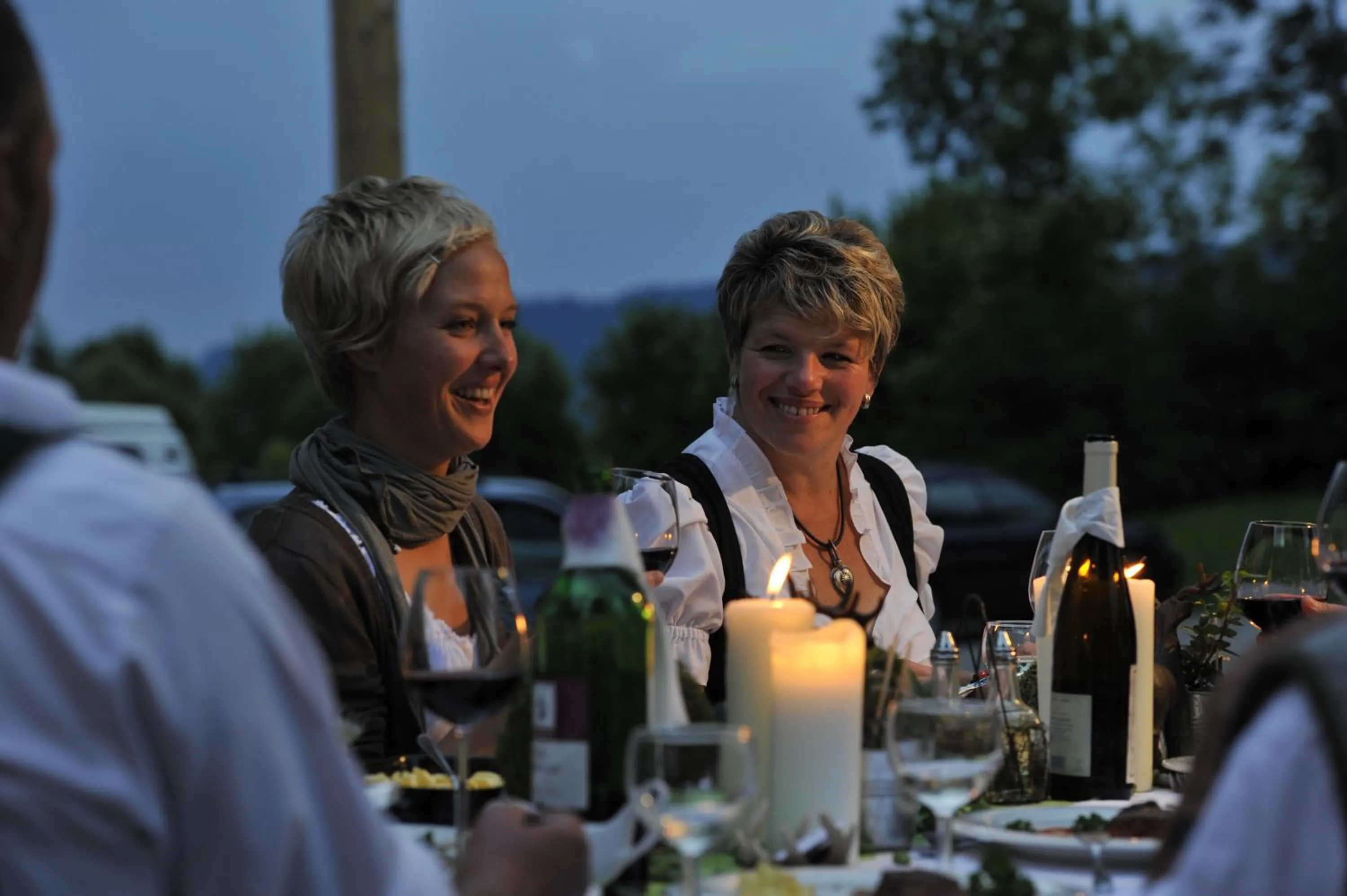 People in lustiger Hirsch