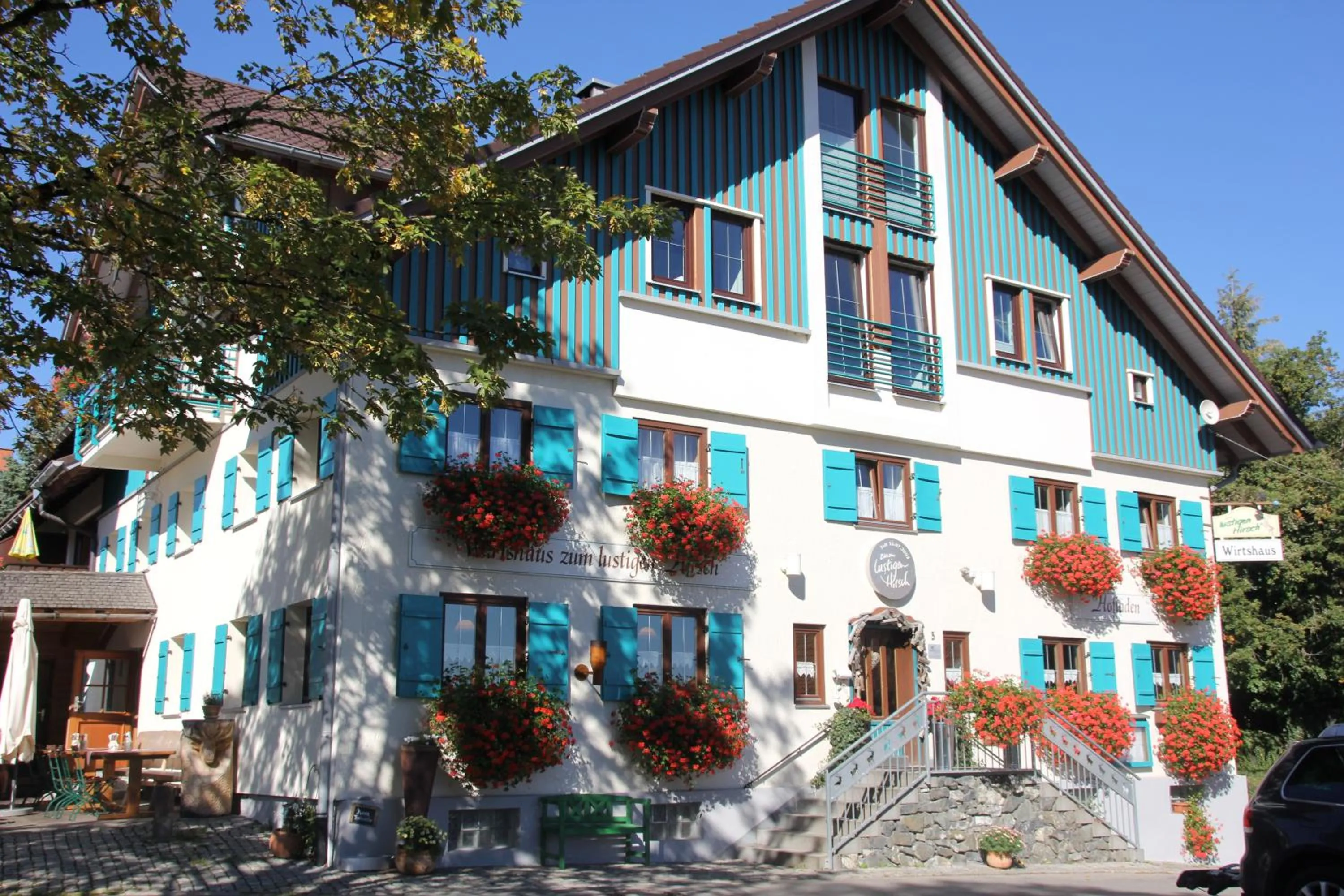 Facade/entrance in lustiger Hirsch