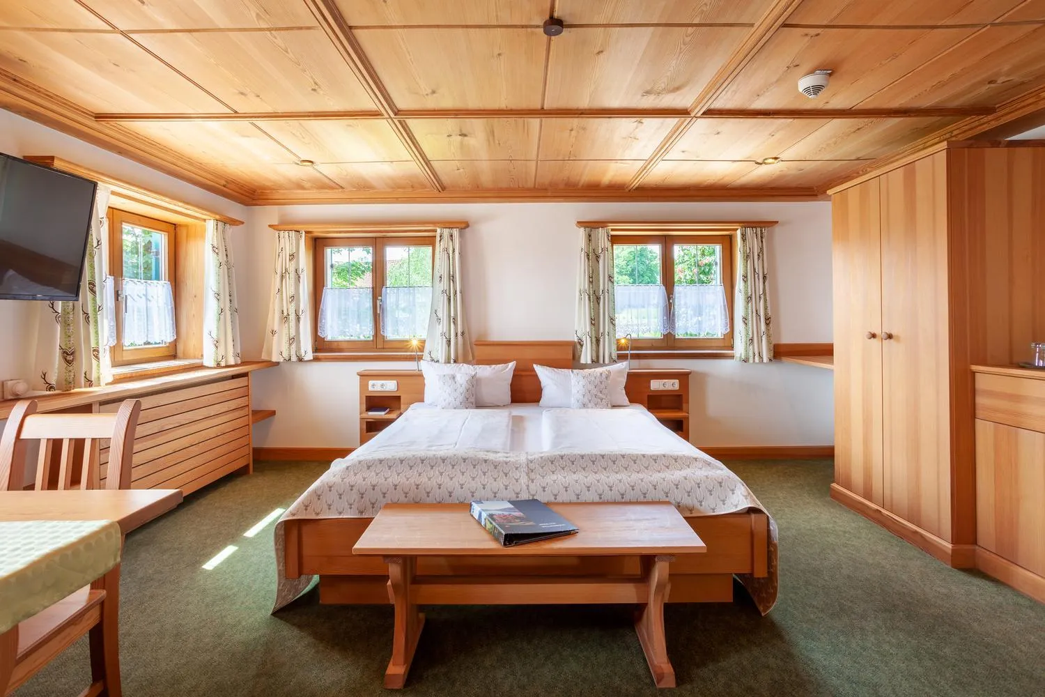 Bed in lustiger Hirsch