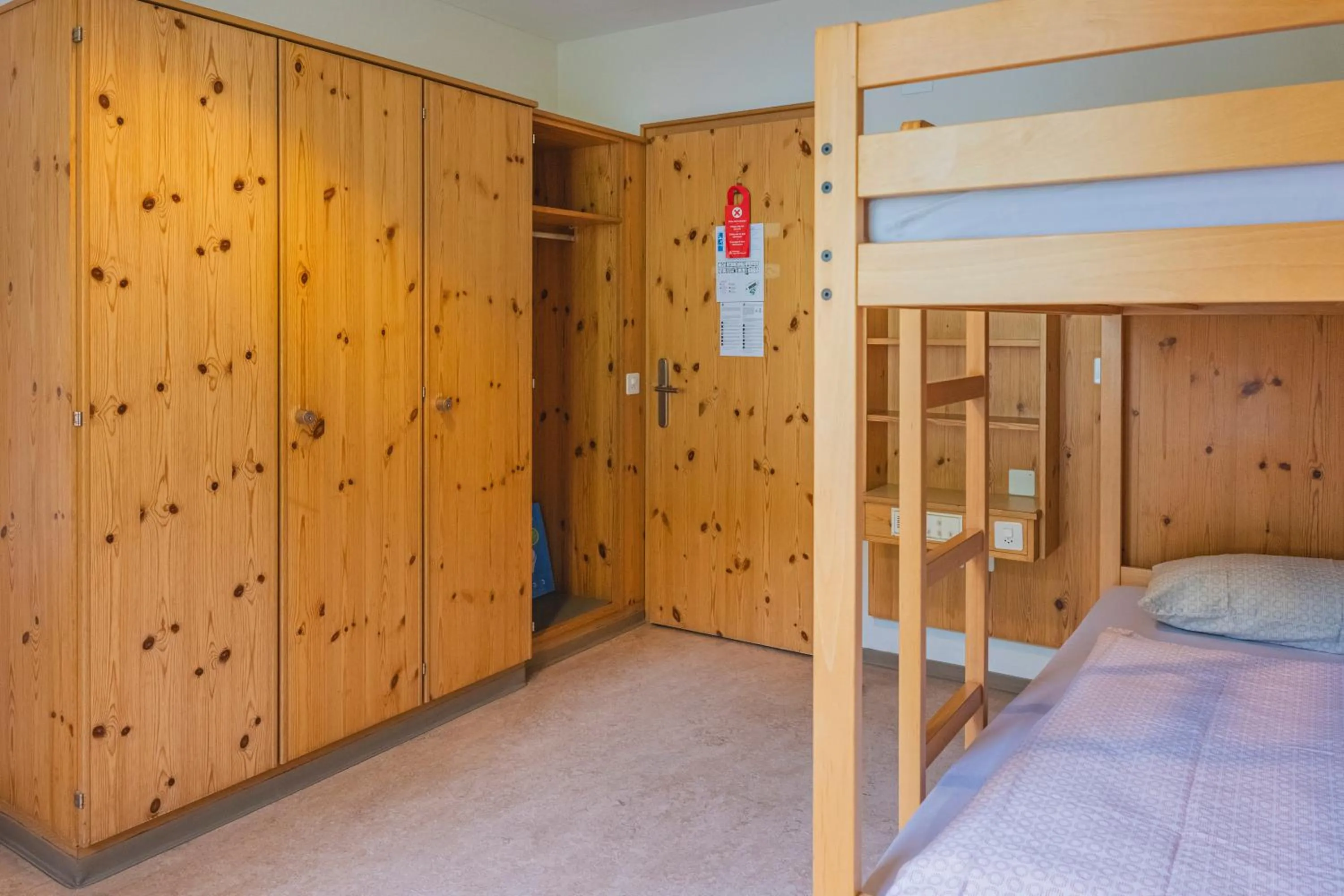 Photo of the whole room, Bed in Davos Youth Hostel