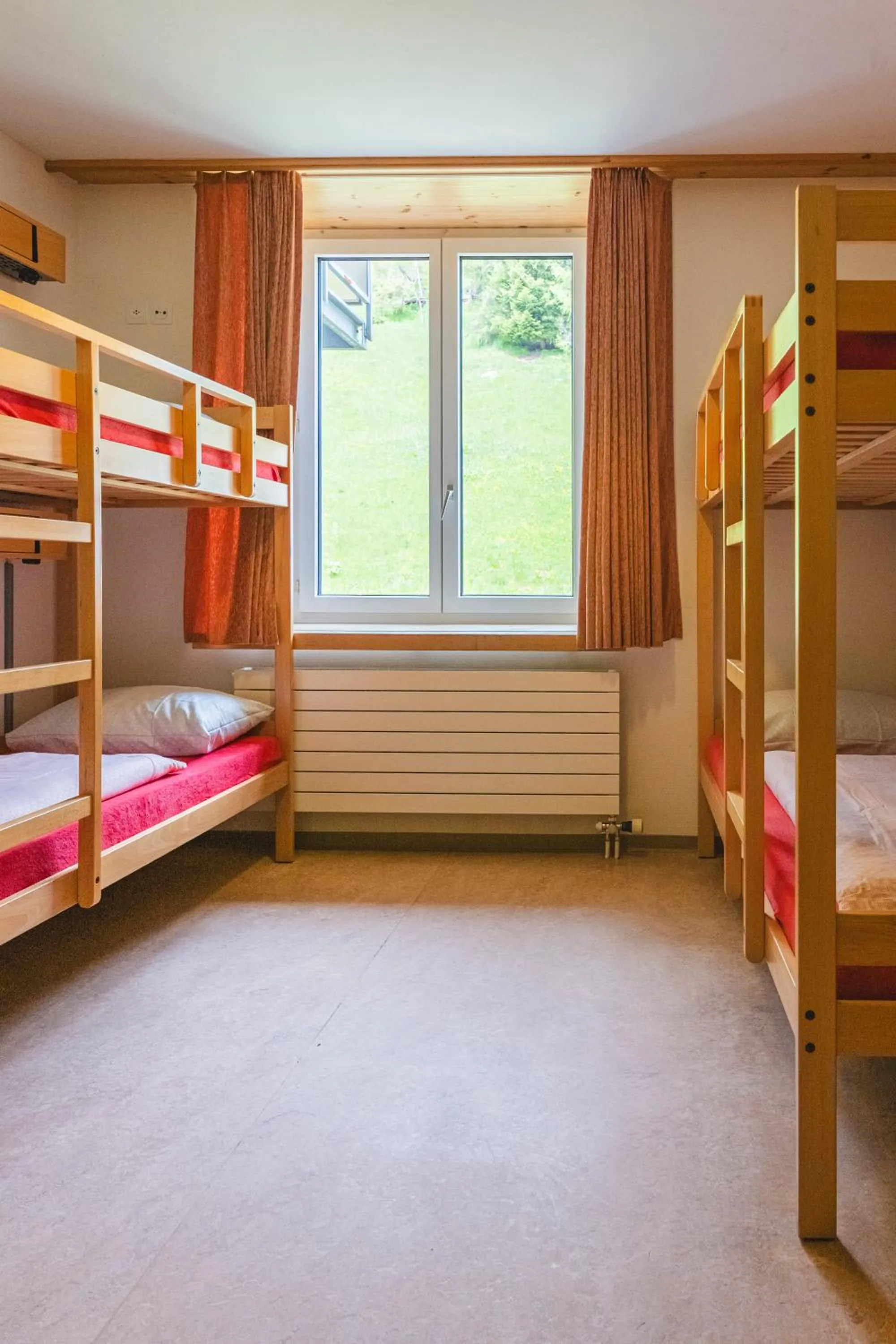 Bedroom, Bed in Davos Youth Hostel