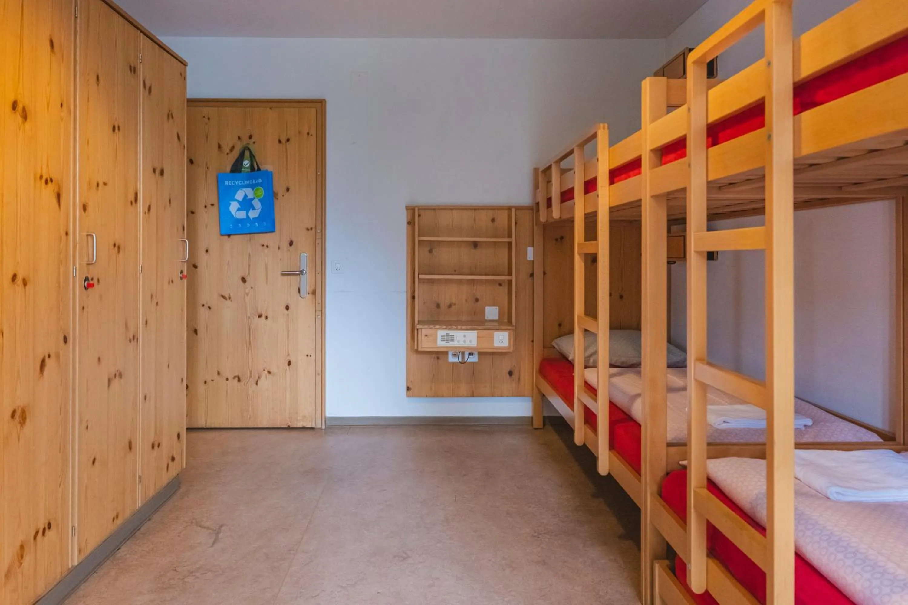 Bedroom, Bed in Davos Youth Hostel