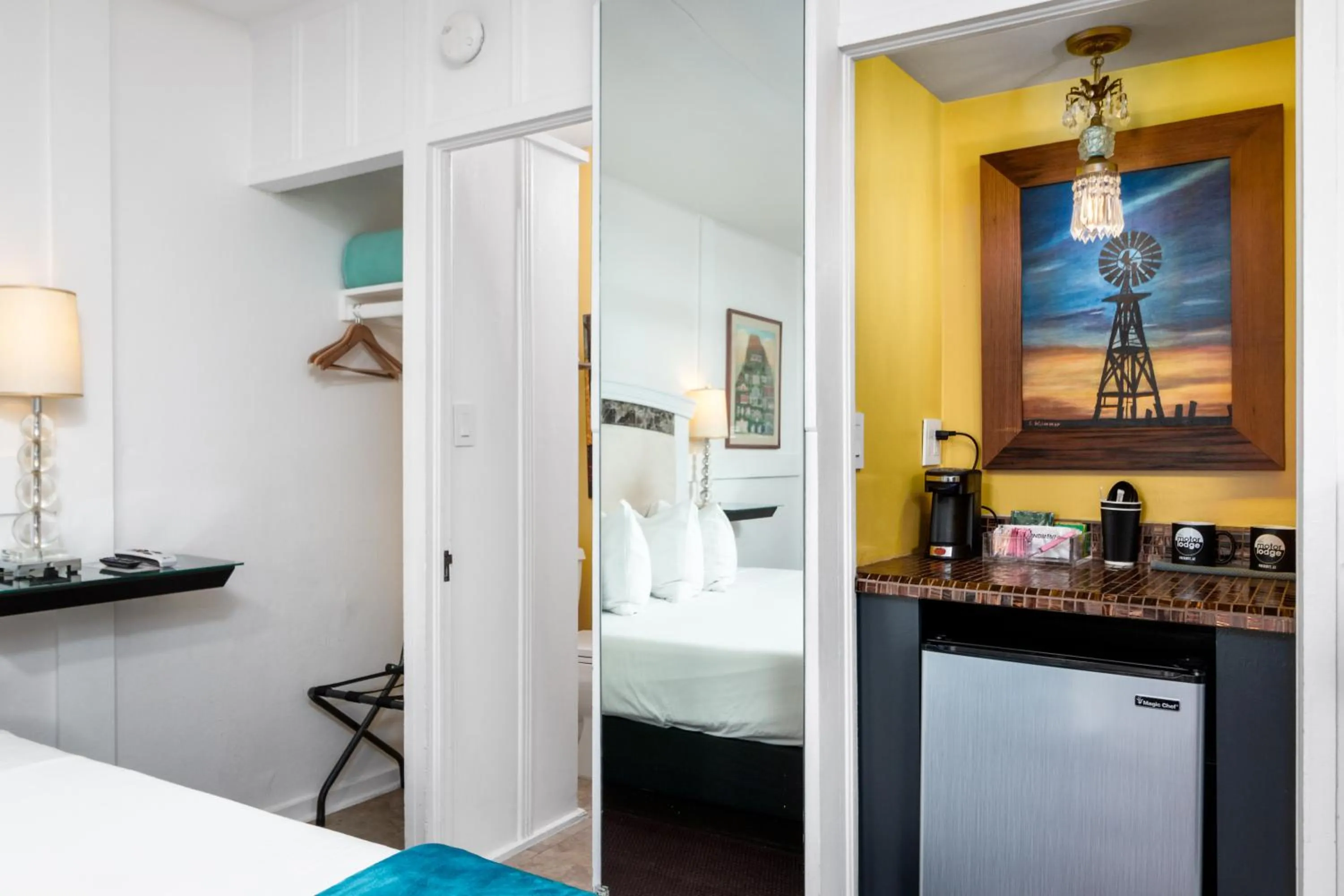 Kitchen or kitchenette, Bed in The Motor Lodge