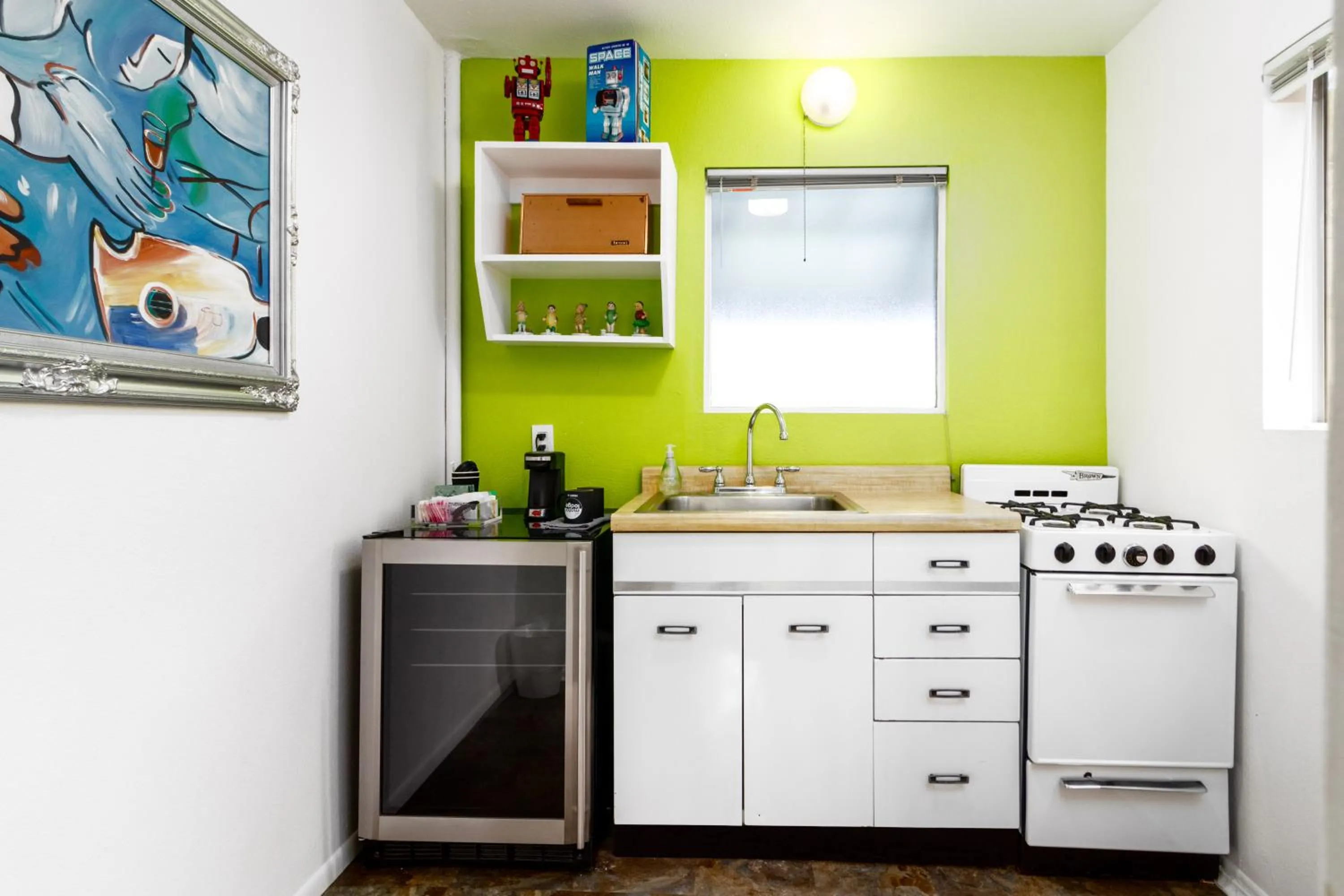 Kitchen or kitchenette in The Motor Lodge