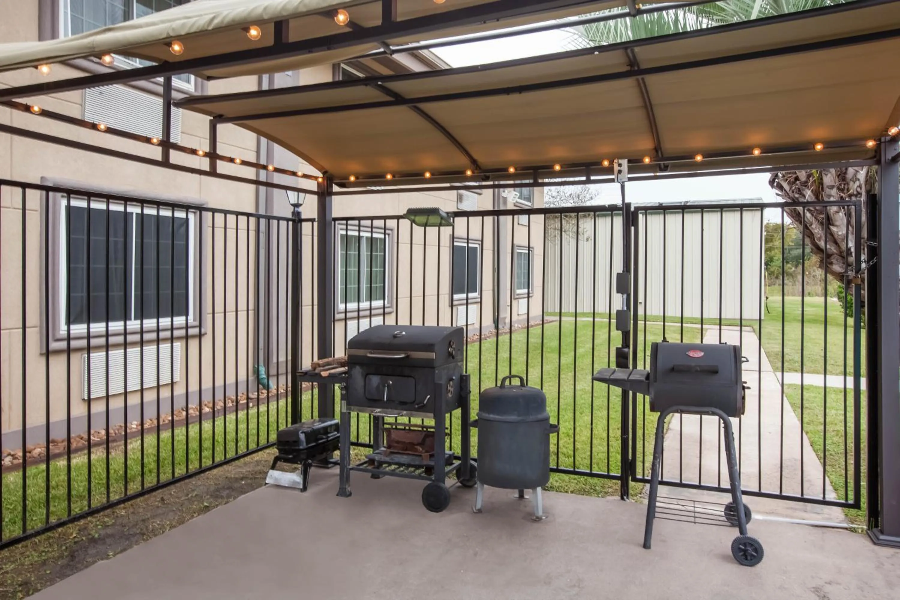 BBQ facilities in Super 8 by Wyndham Beaumont I-10 College St