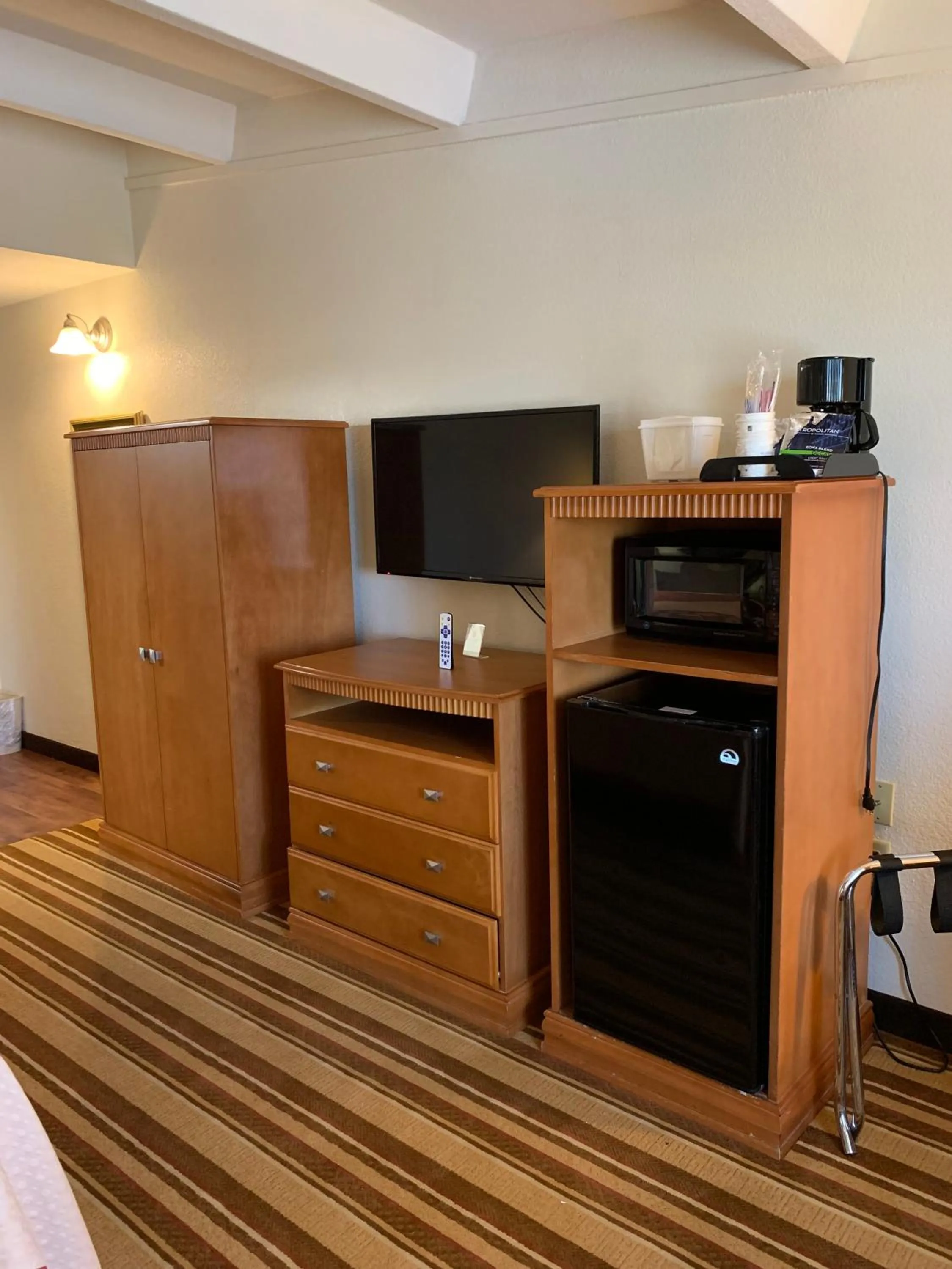 TV and multimedia in Super 8 by Wyndham Beaumont I-10 College St