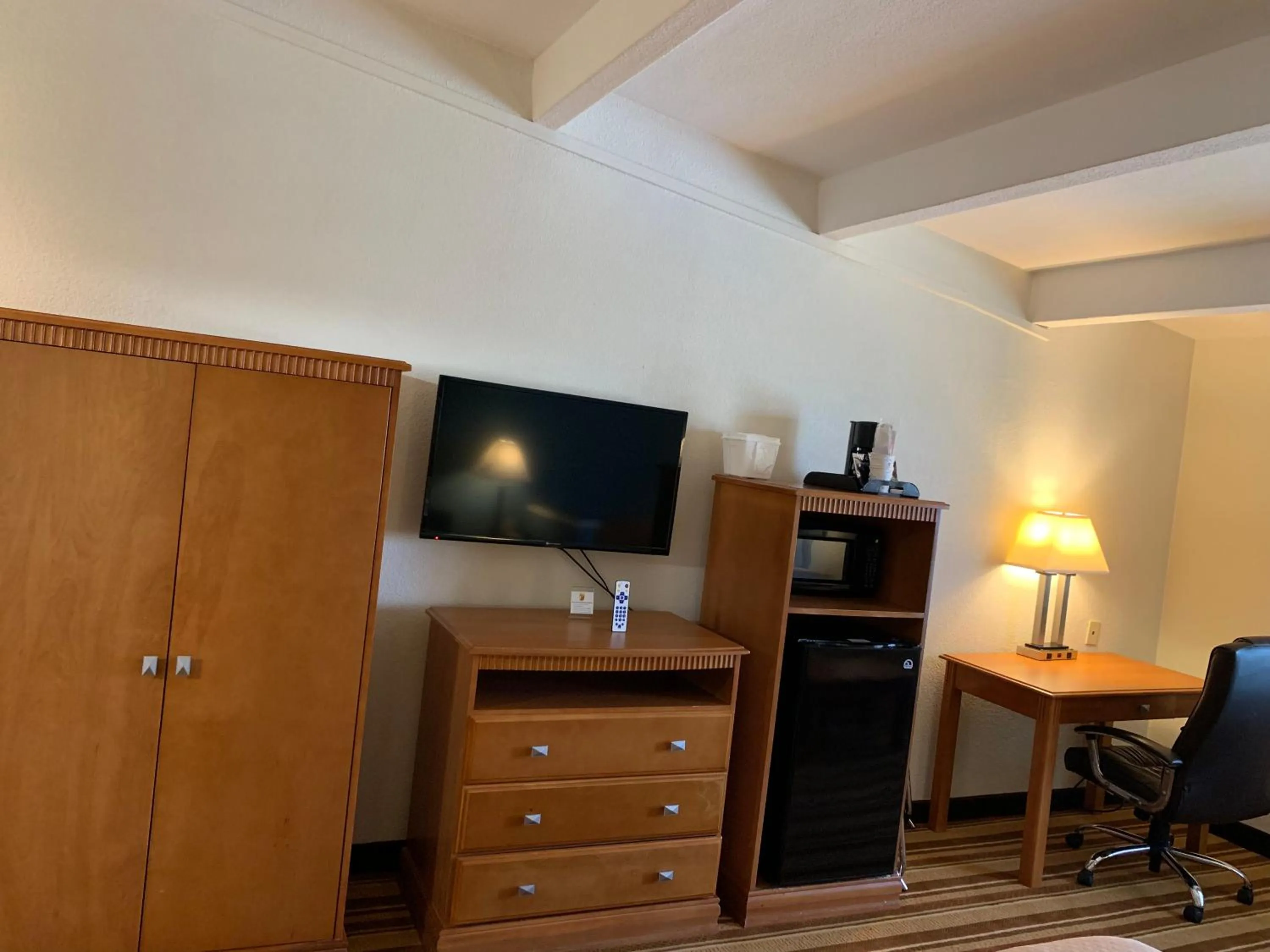 TV and multimedia in Super 8 by Wyndham Beaumont I-10 College St