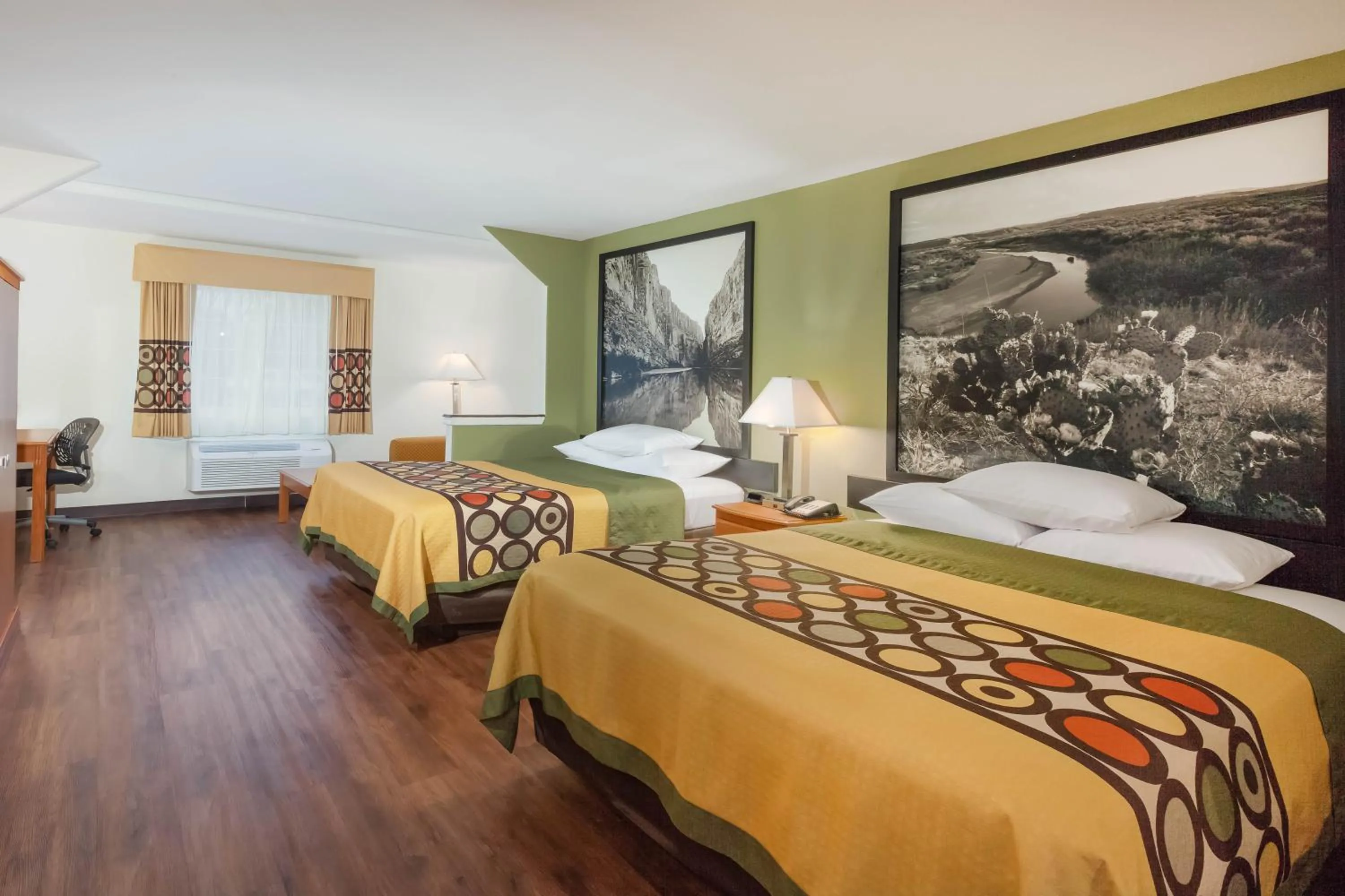 Photo of the whole room, Bed in Super 8 by Wyndham Beaumont I-10 College St