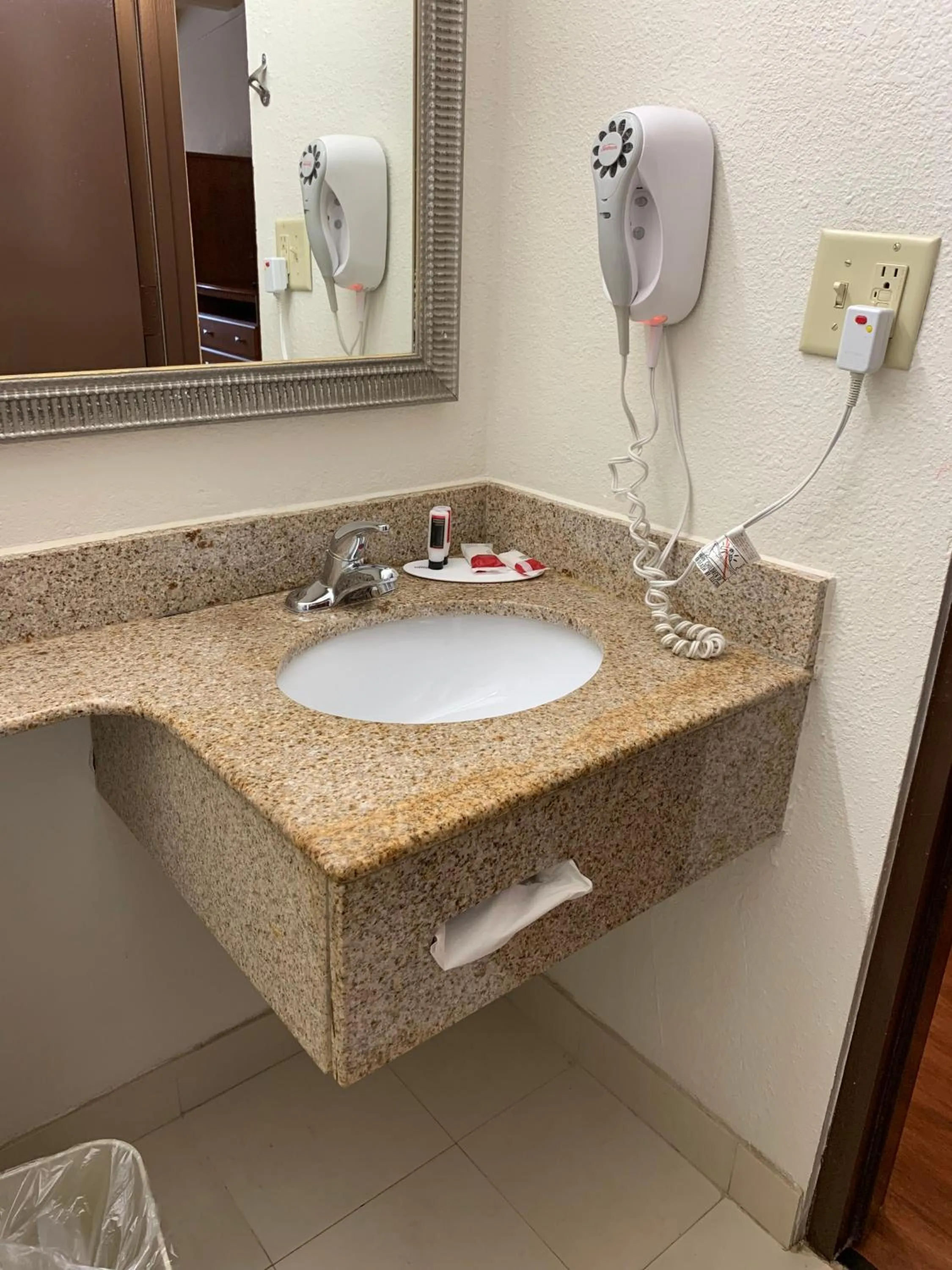 Bathroom in Super 8 by Wyndham Beaumont I-10 College St