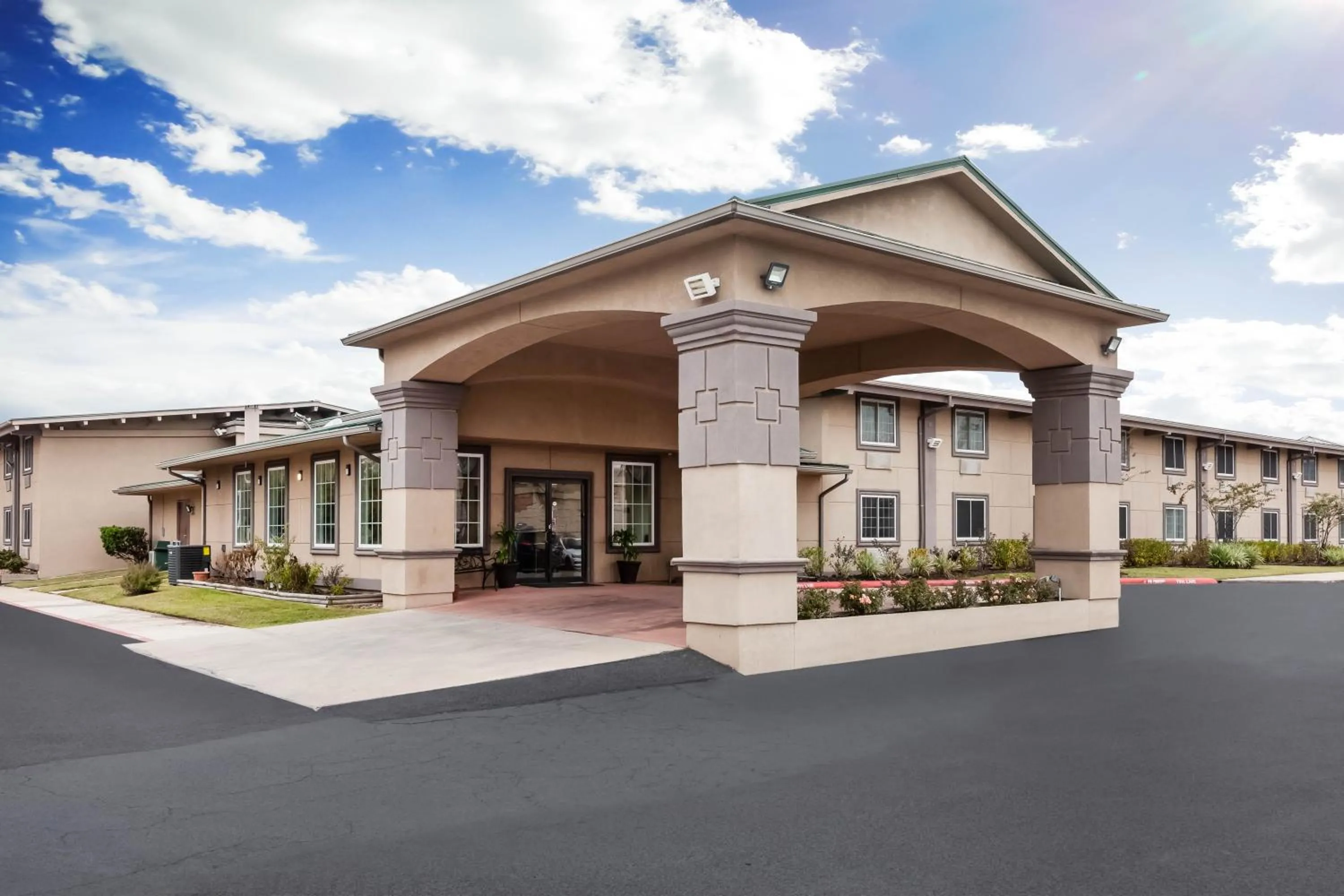 Property building in Super 8 by Wyndham Beaumont I-10 College St