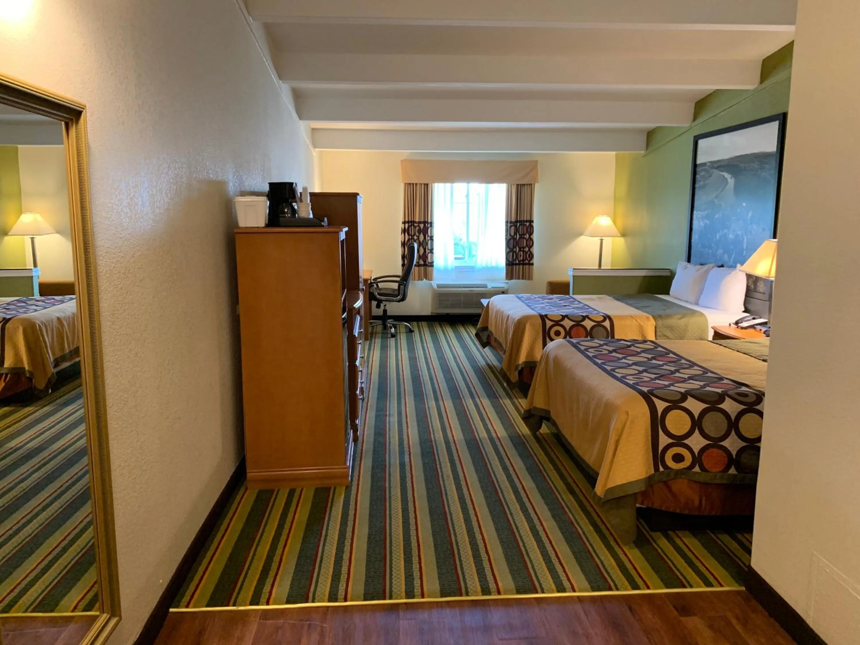 Photo of the whole room, Bed in Super 8 by Wyndham Beaumont I-10 College St