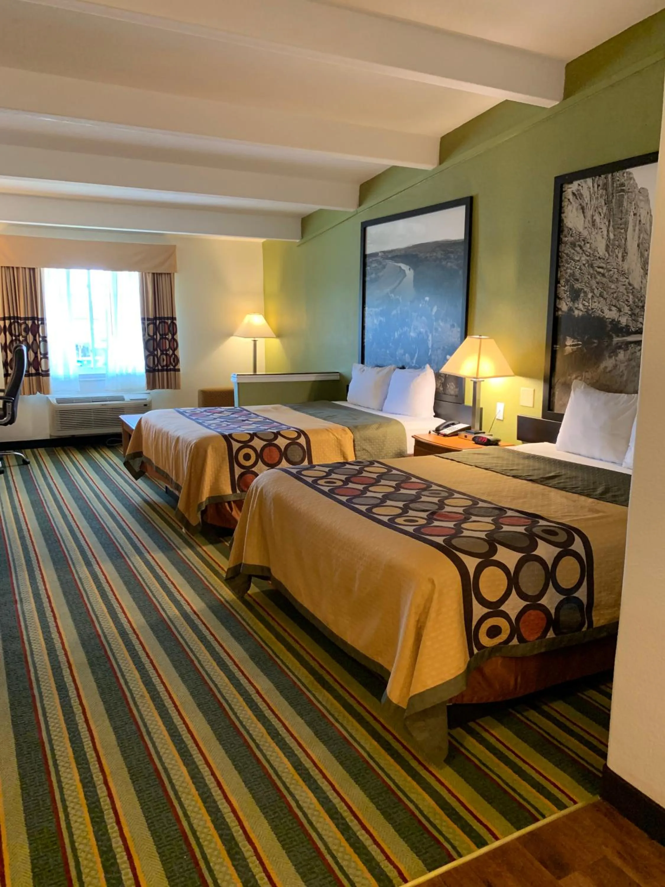 Bed in Super 8 by Wyndham Beaumont I-10 College St