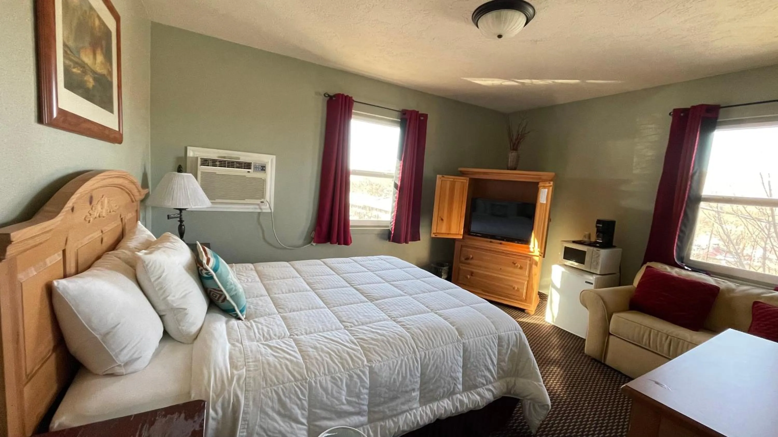 Photo of the whole room, Bed in Rugged Country Lodge