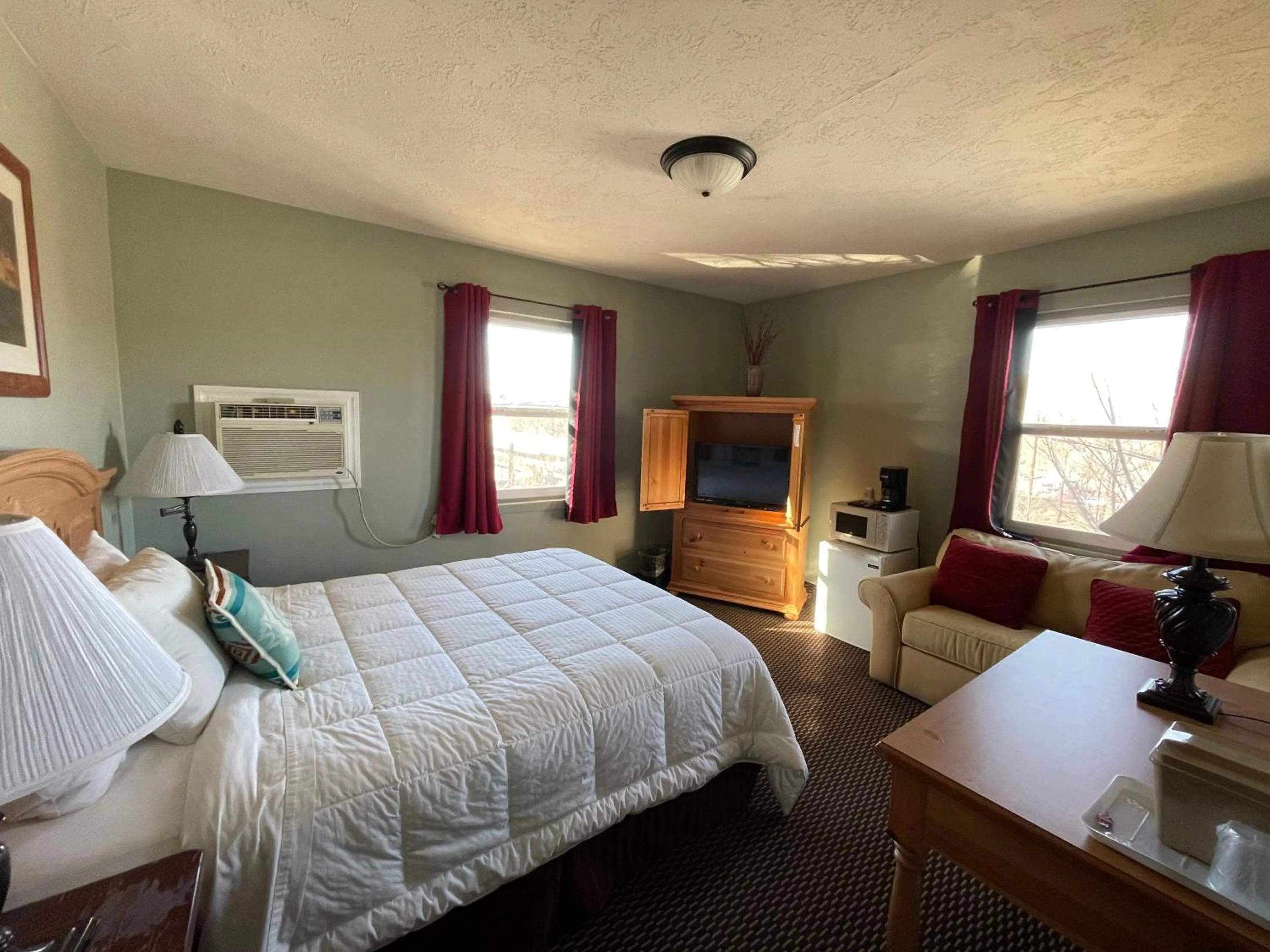 Photo of the whole room, Bed in Rugged Country Lodge