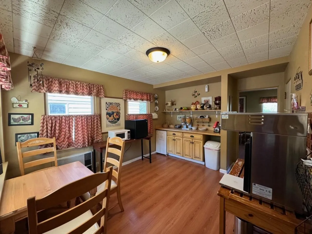 Breakfast in Rugged Country Lodge