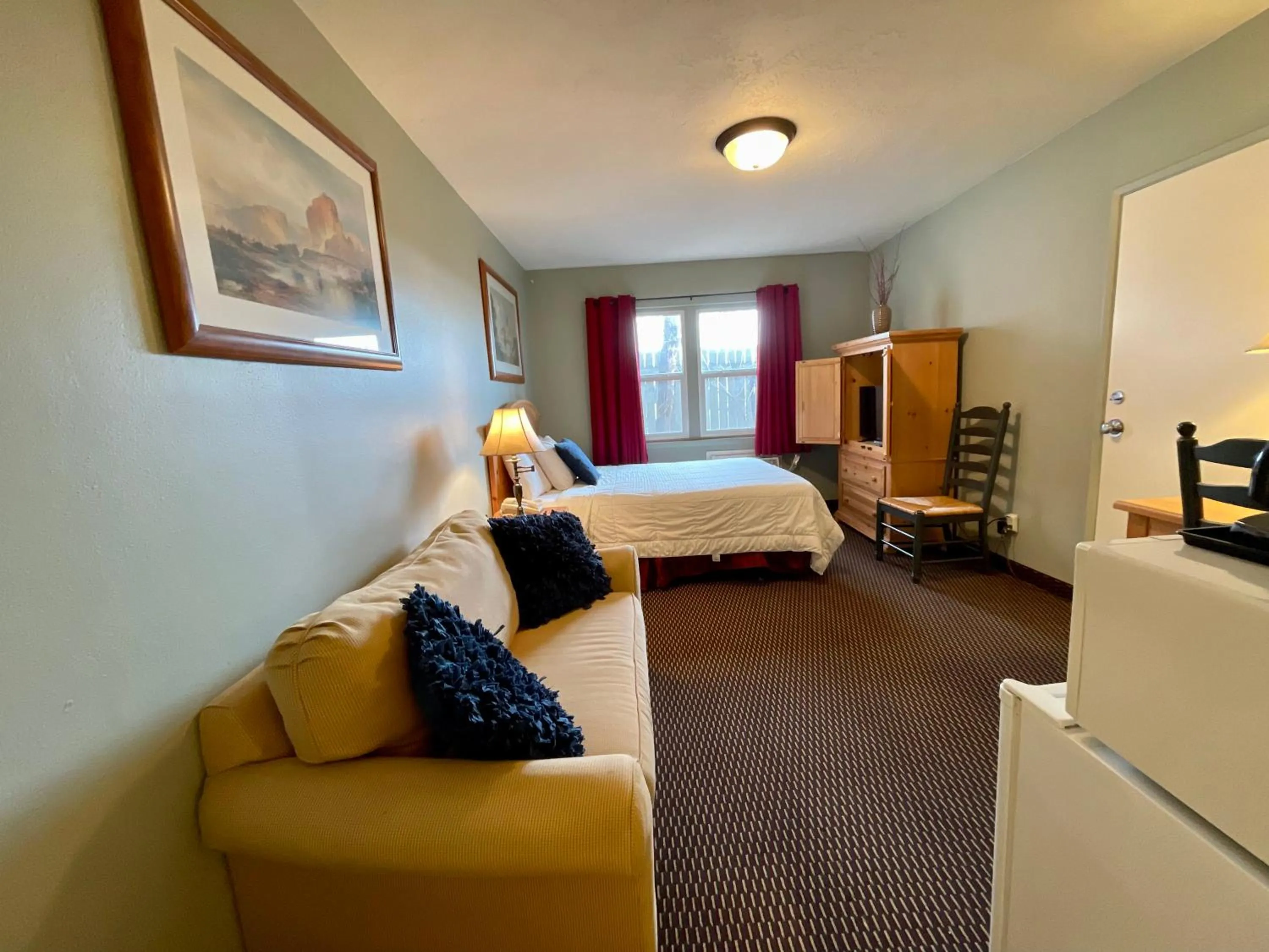 Photo of the whole room, Bed in Rugged Country Lodge