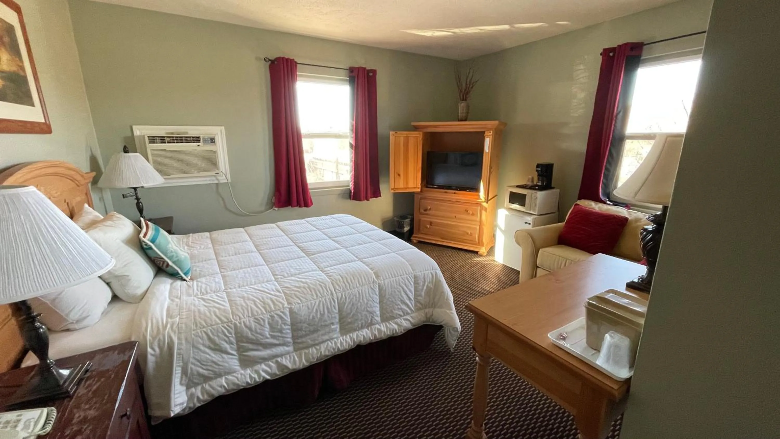 Photo of the whole room, Bed in Rugged Country Lodge