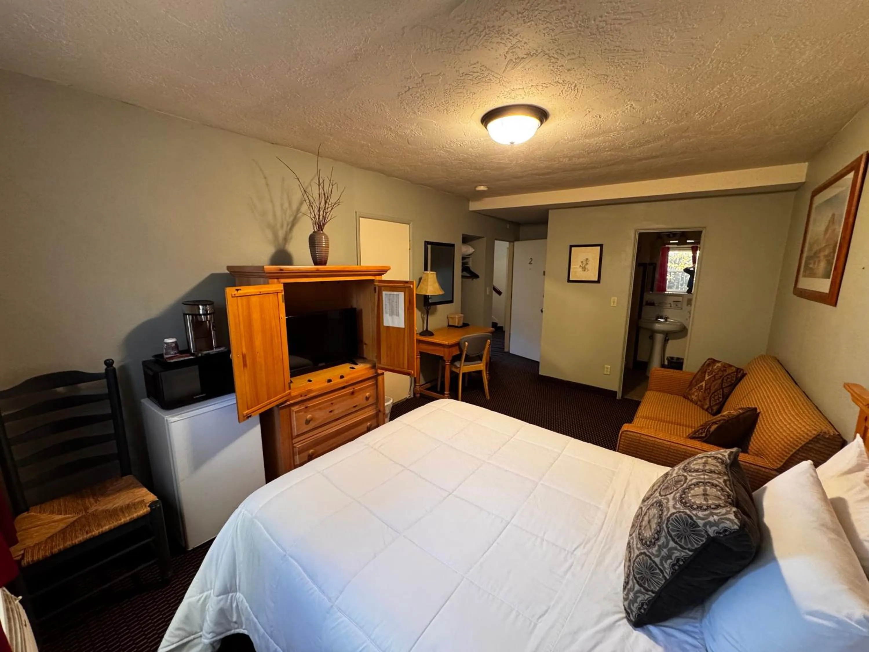 Bedroom, Bed in Rugged Country Lodge