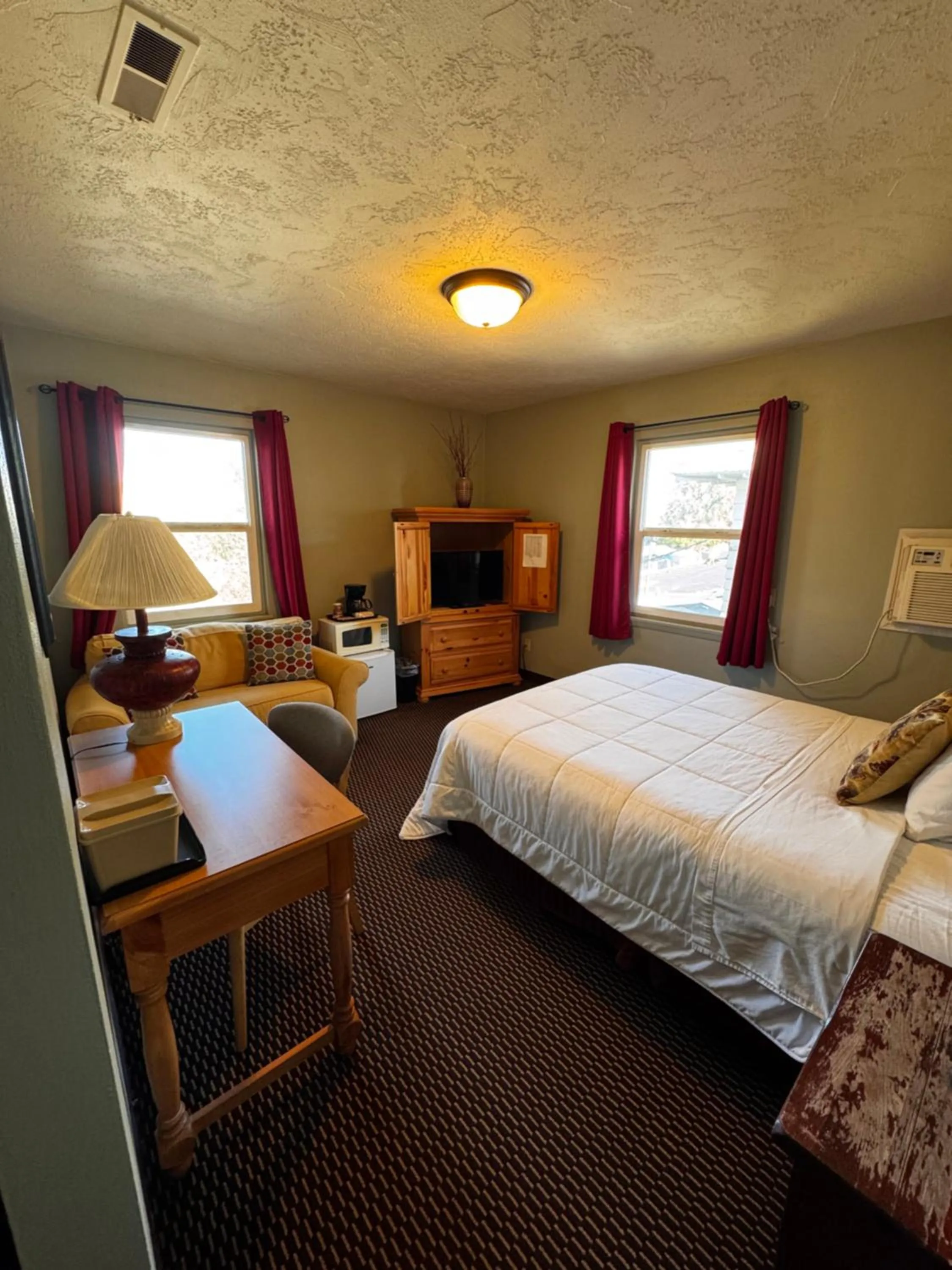 Bed in Rugged Country Lodge