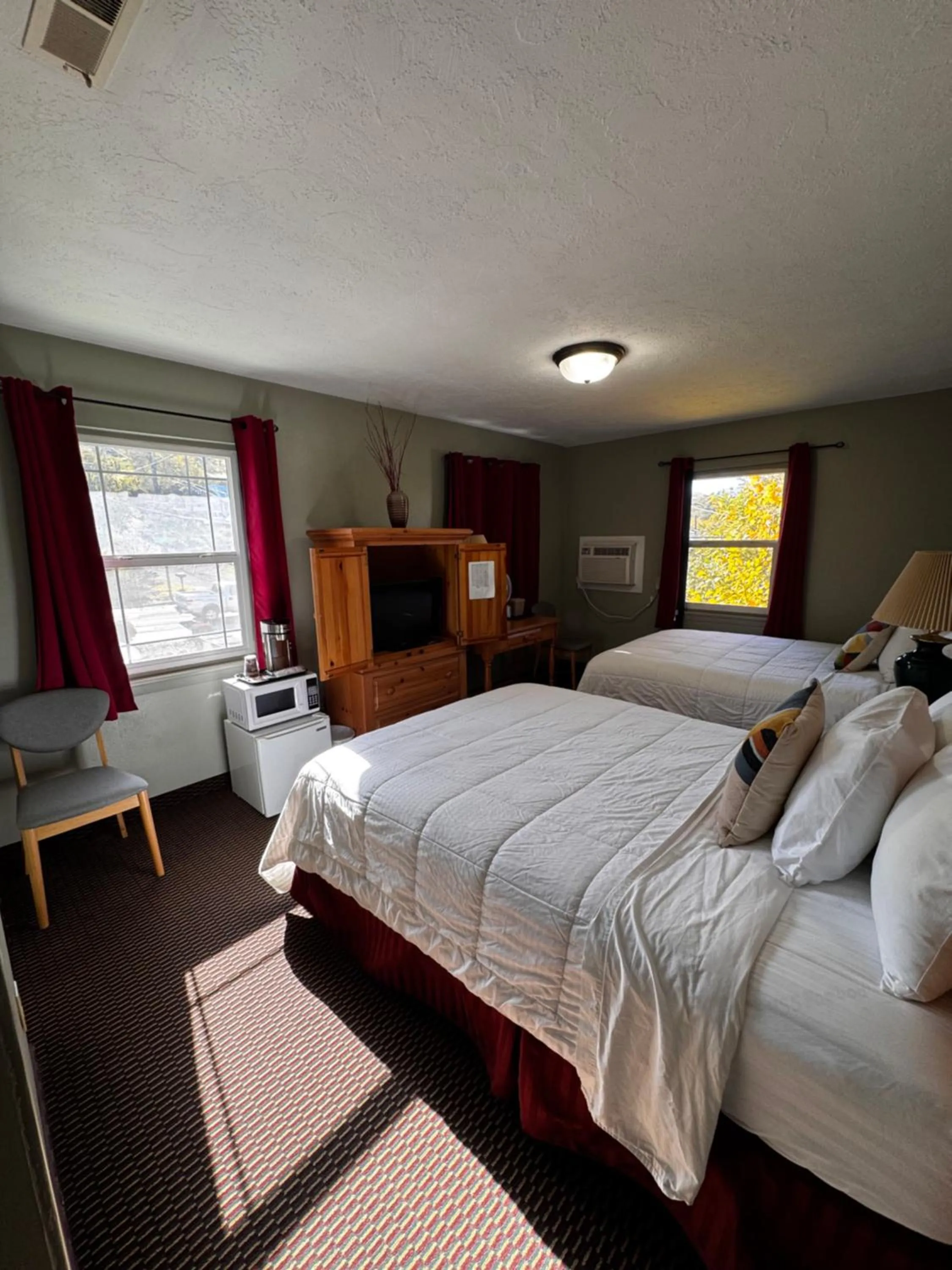 Photo of the whole room, Bed in Rugged Country Lodge