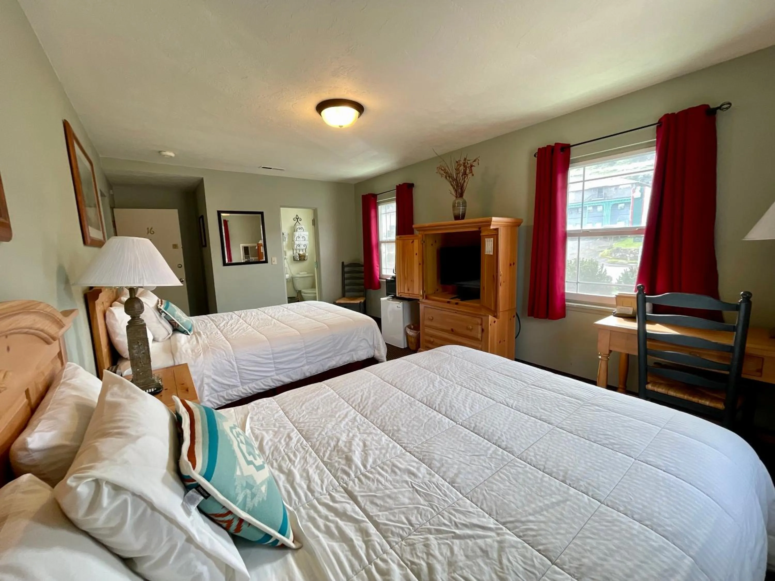 Photo of the whole room, Bed in Rugged Country Lodge