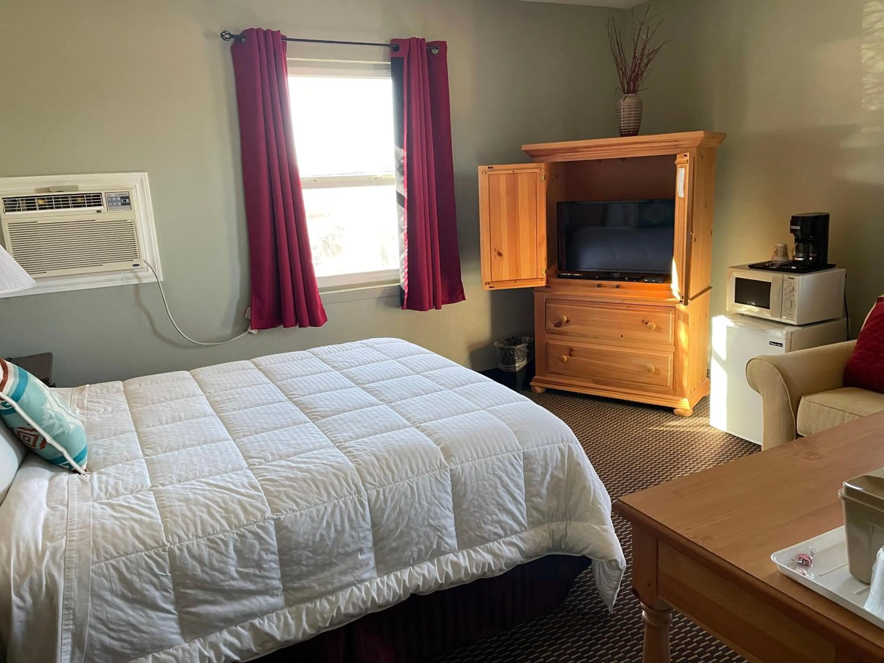 TV and multimedia, Bed in Rugged Country Lodge