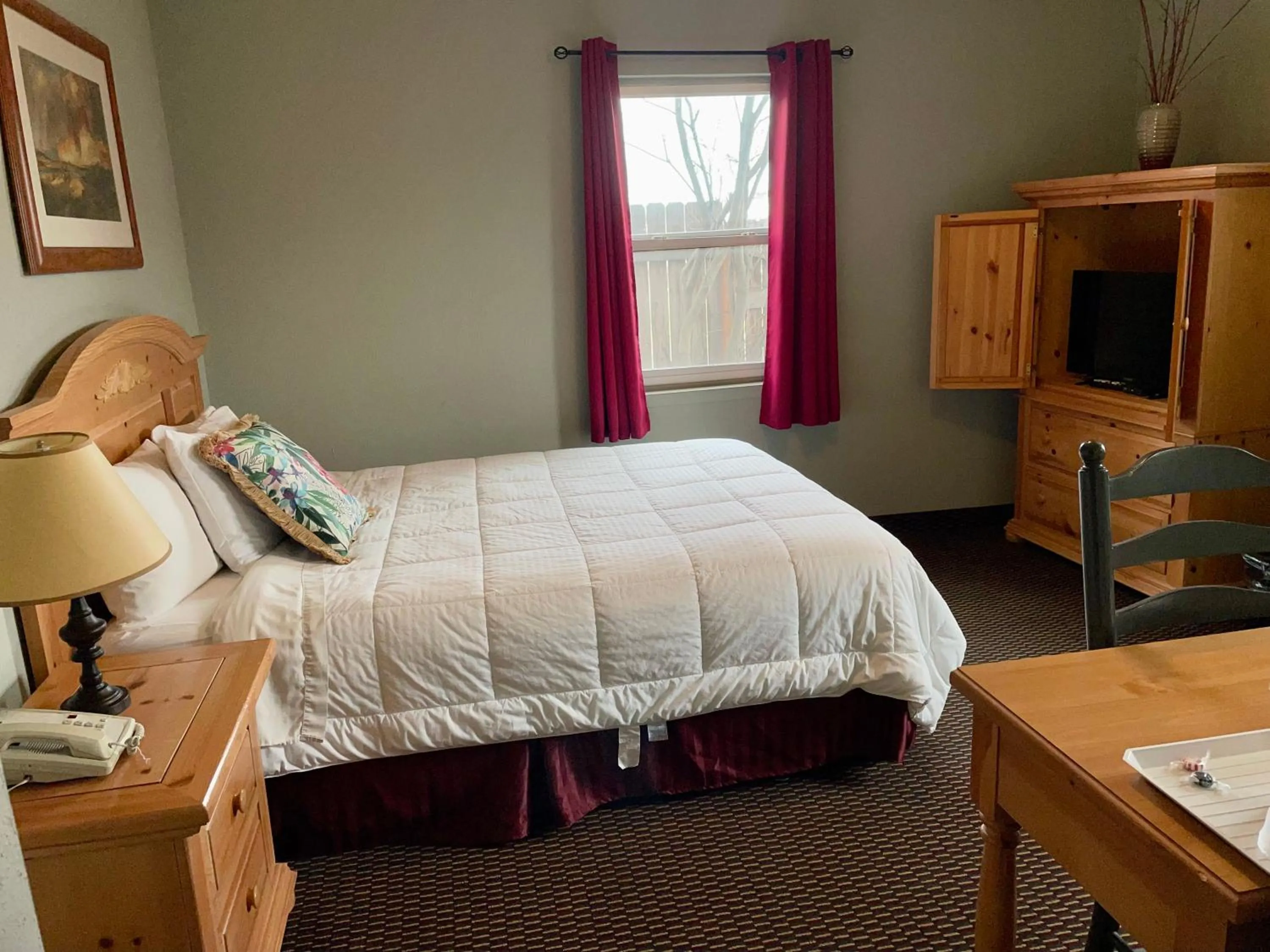Photo of the whole room, Bed in Rugged Country Lodge