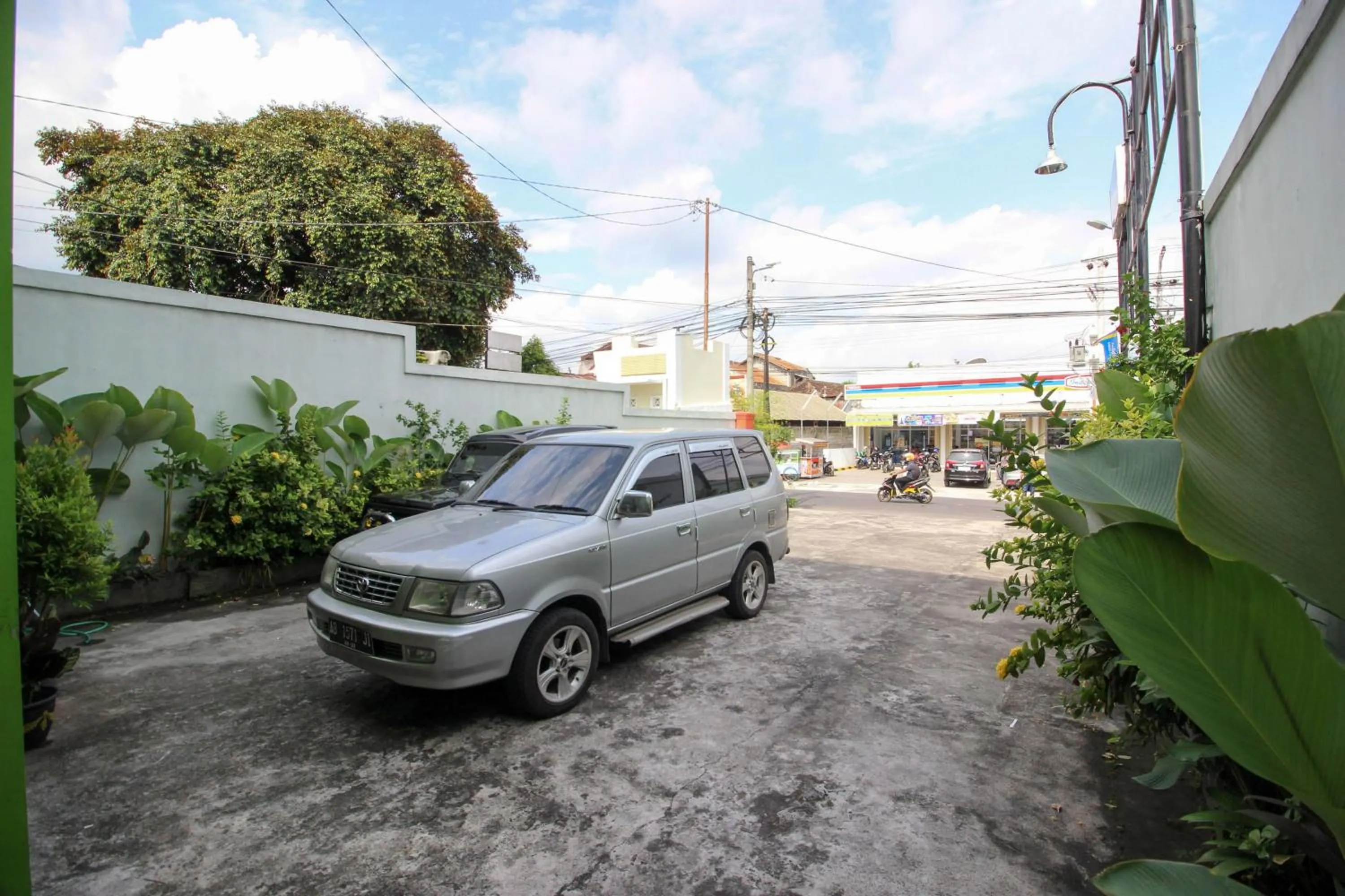 Parking in RedDoorz Plus @ Timoho