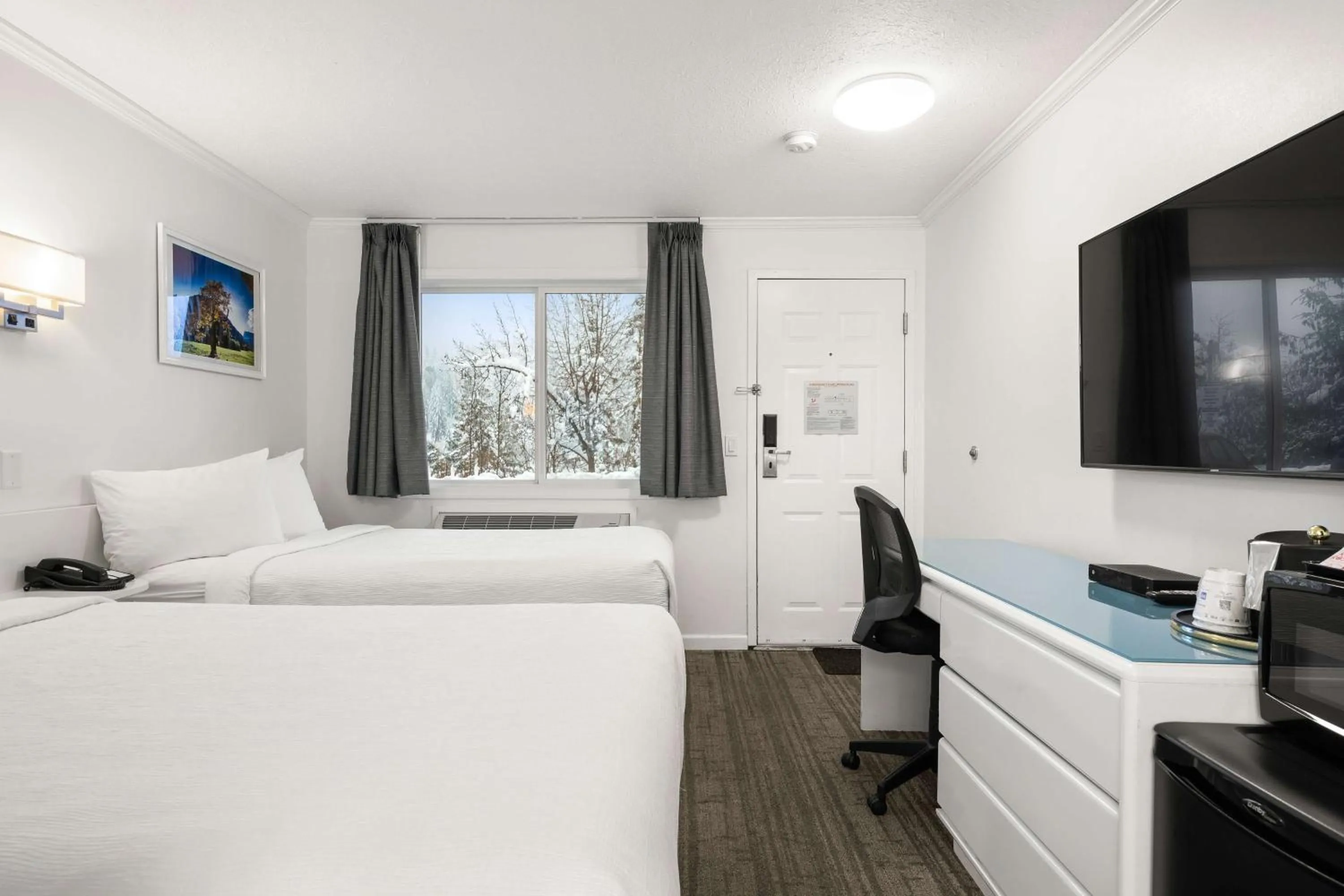 Bedroom, Bed in SureStay Hotel by Best Western Rossland Red Mountain