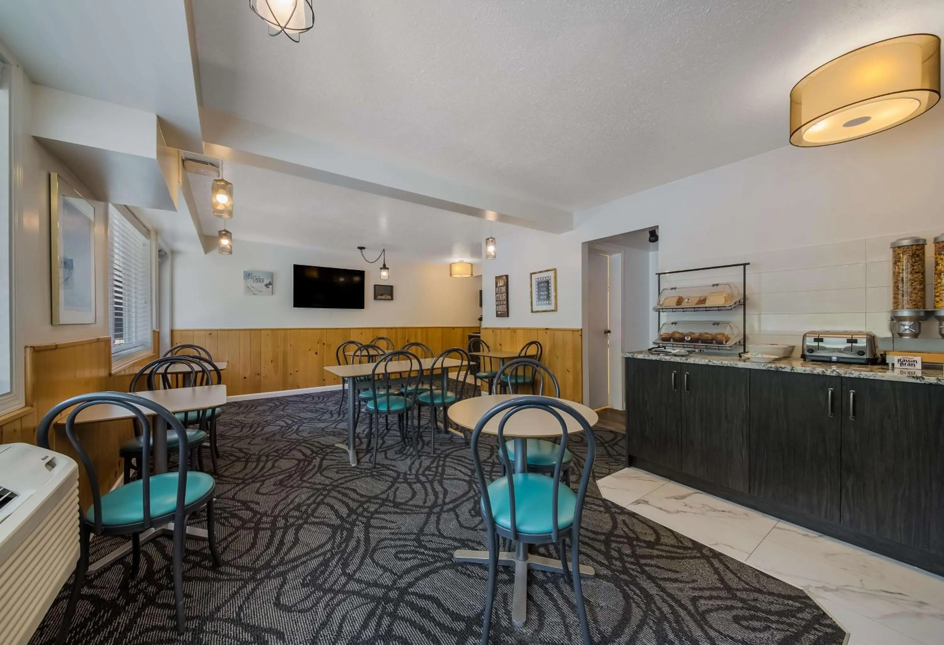 Restaurant/places to eat in SureStay Hotel by Best Western Rossland Red Mountain
