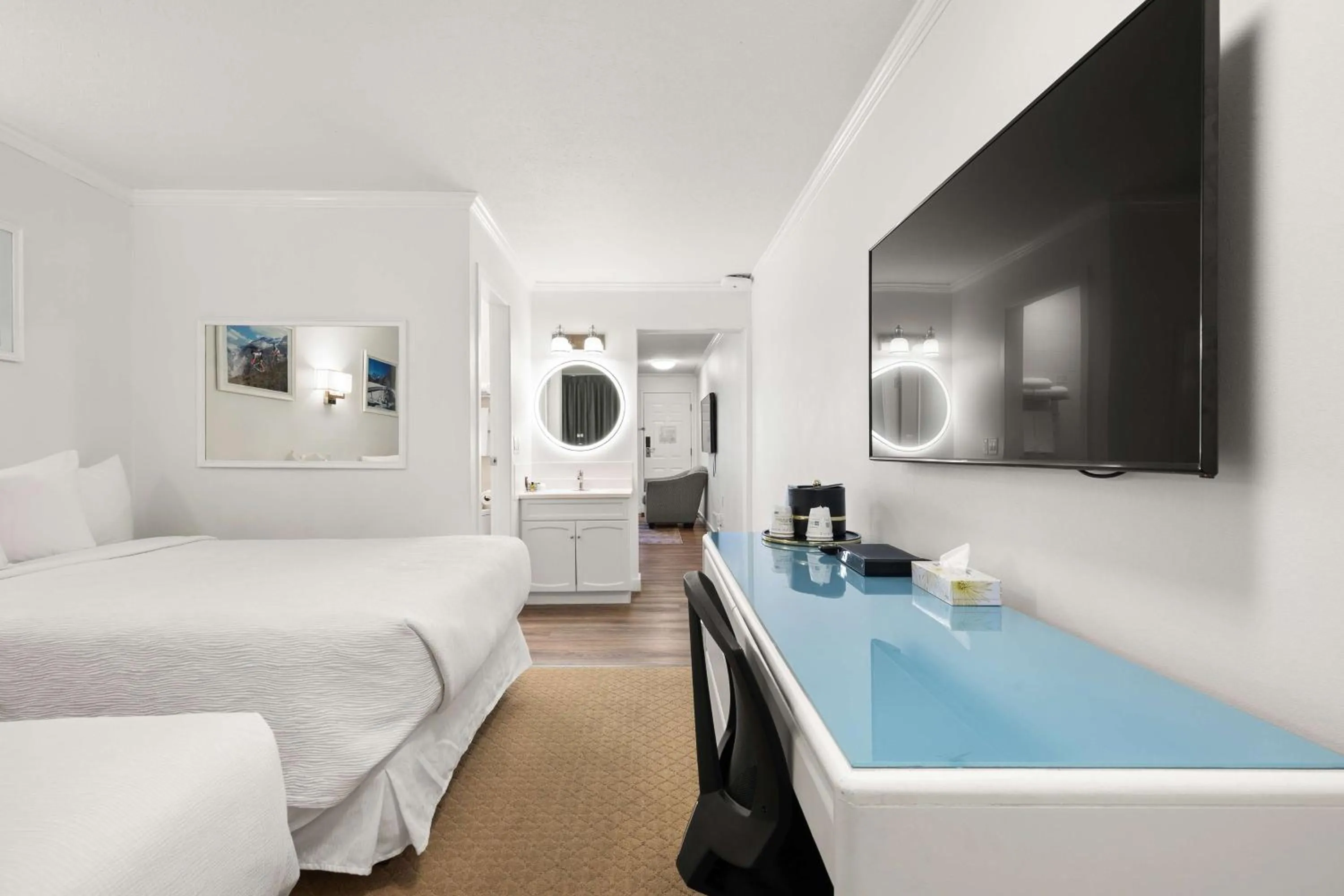 Photo of the whole room, Bed in SureStay Hotel by Best Western Rossland Red Mountain