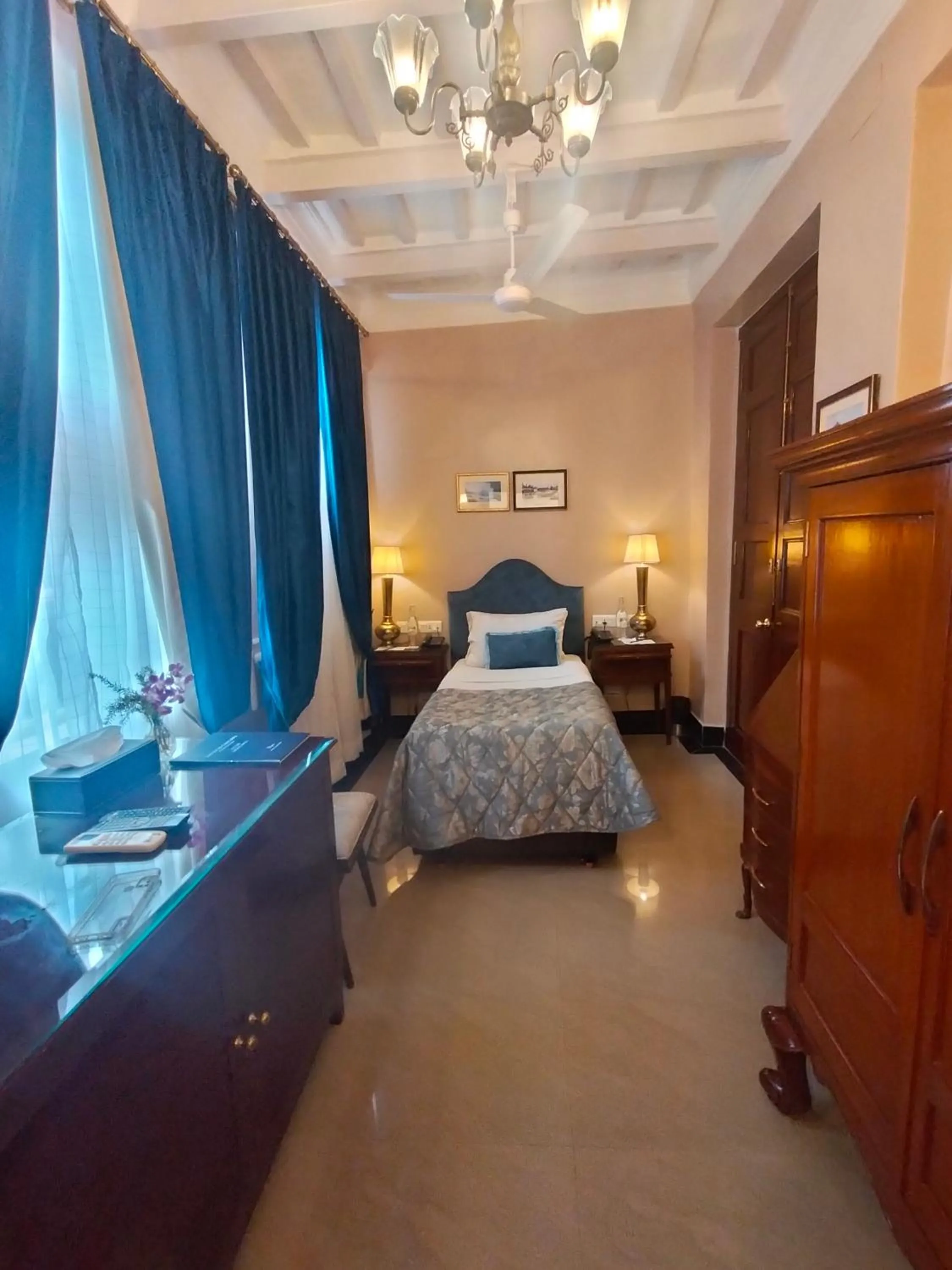 Bed in The Elgin Fairlawn, Kolkata