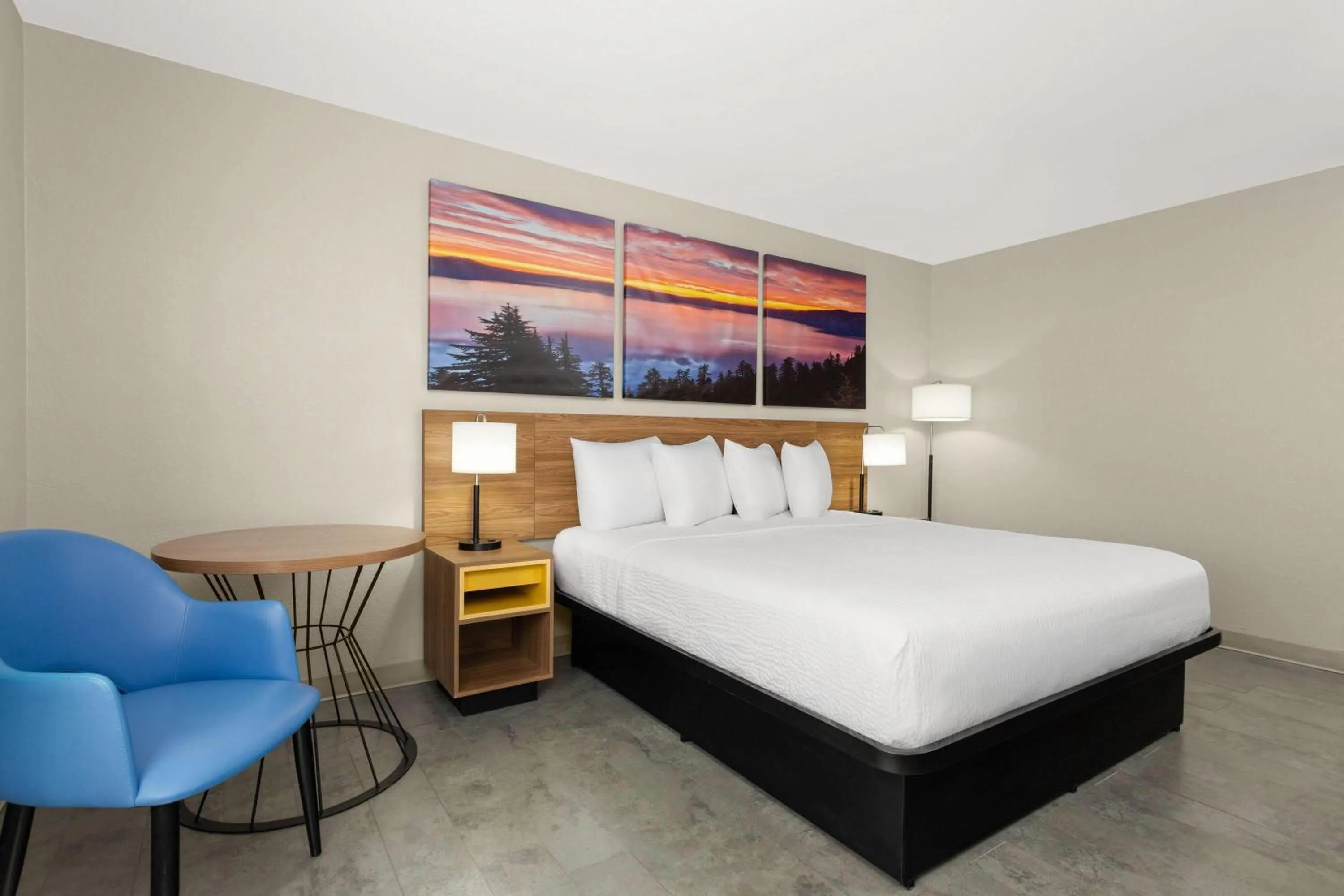 Photo of the whole room, Bed in Days Inn by Wyndham Rawlins