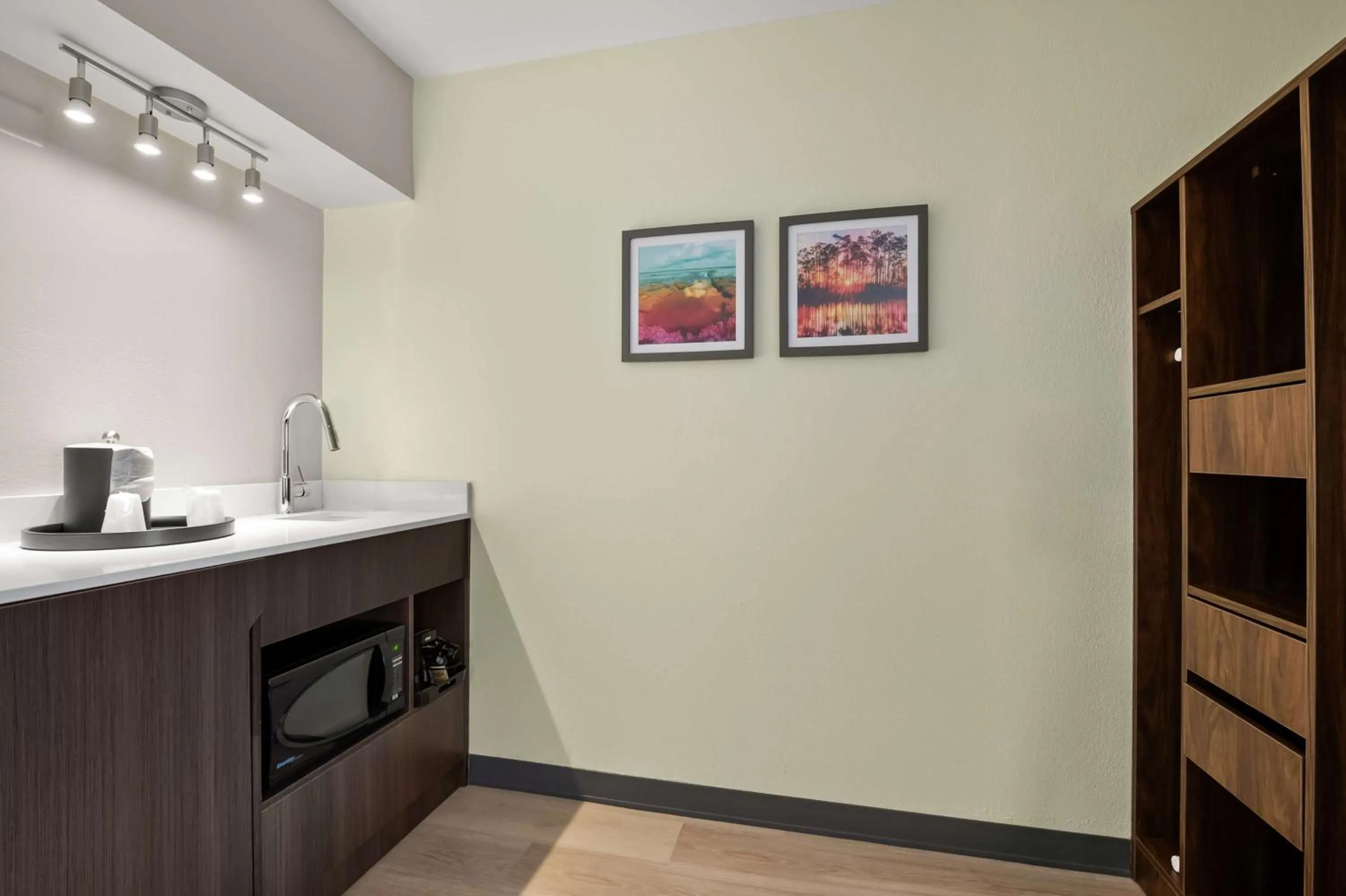 Photo of the whole room in Hampton Inn Weston Fort Lauderdale