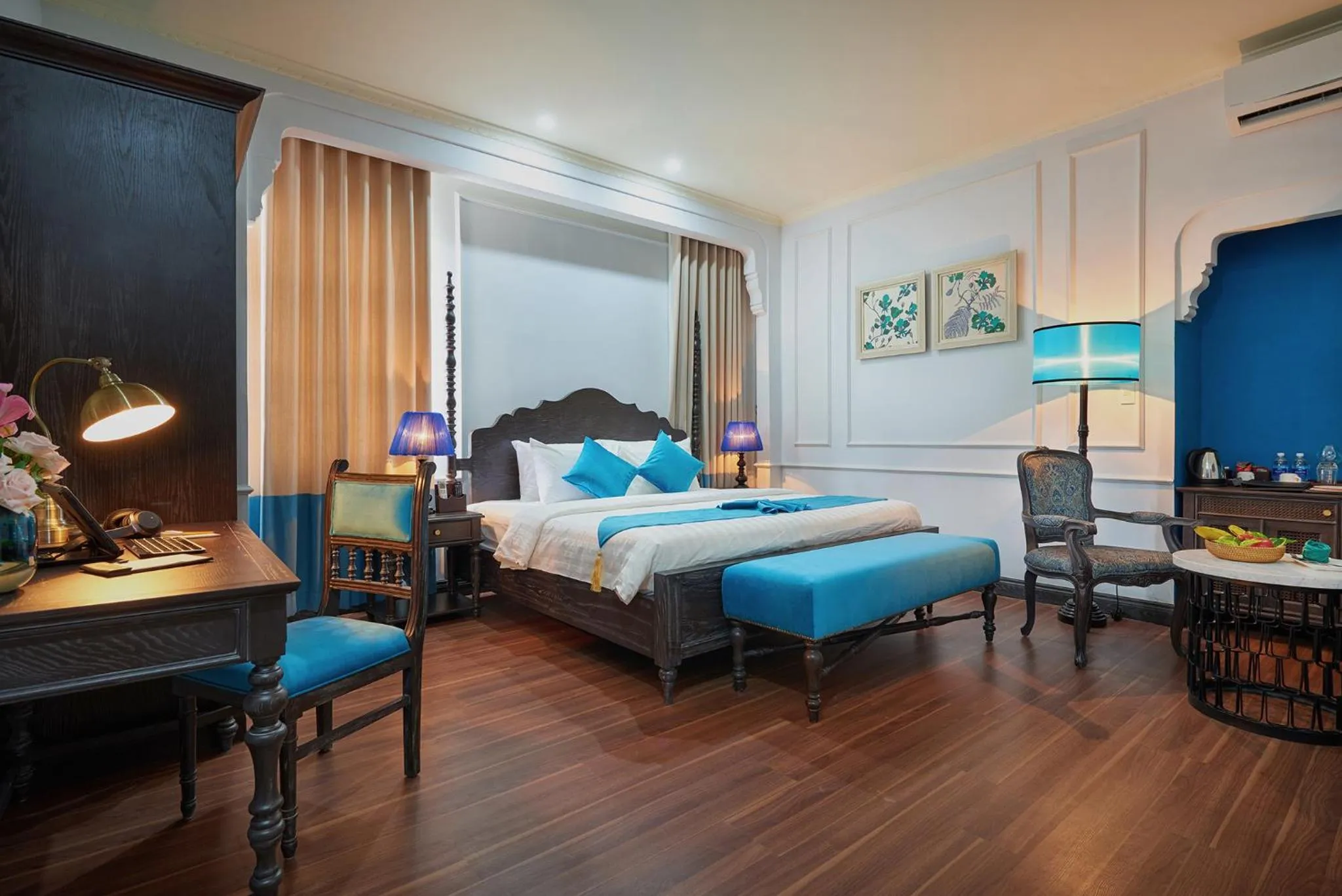 Photo of the whole room, Bed in Manoir Des Arts Hotel