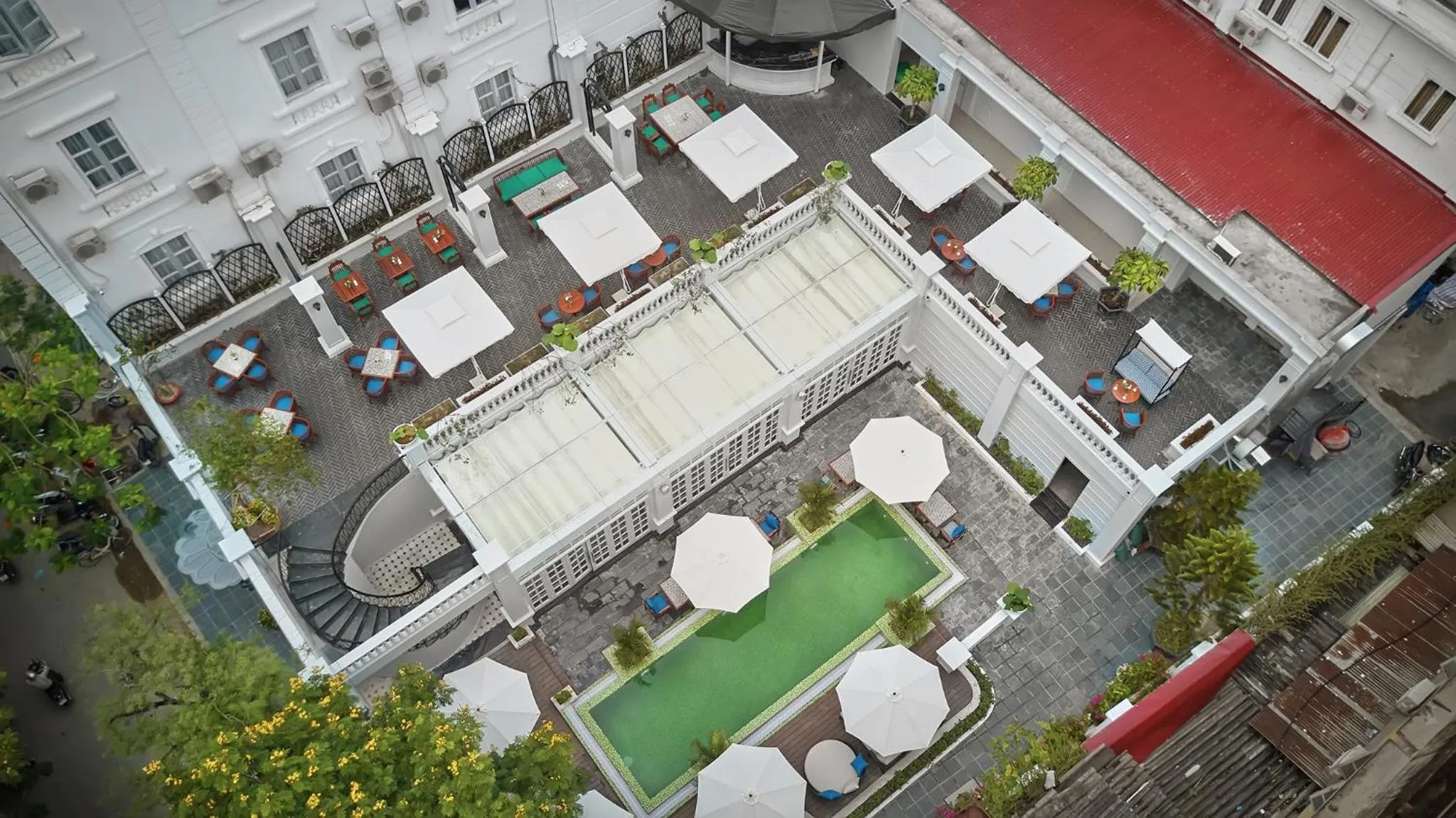 Property building in Manoir Des Arts Hotel