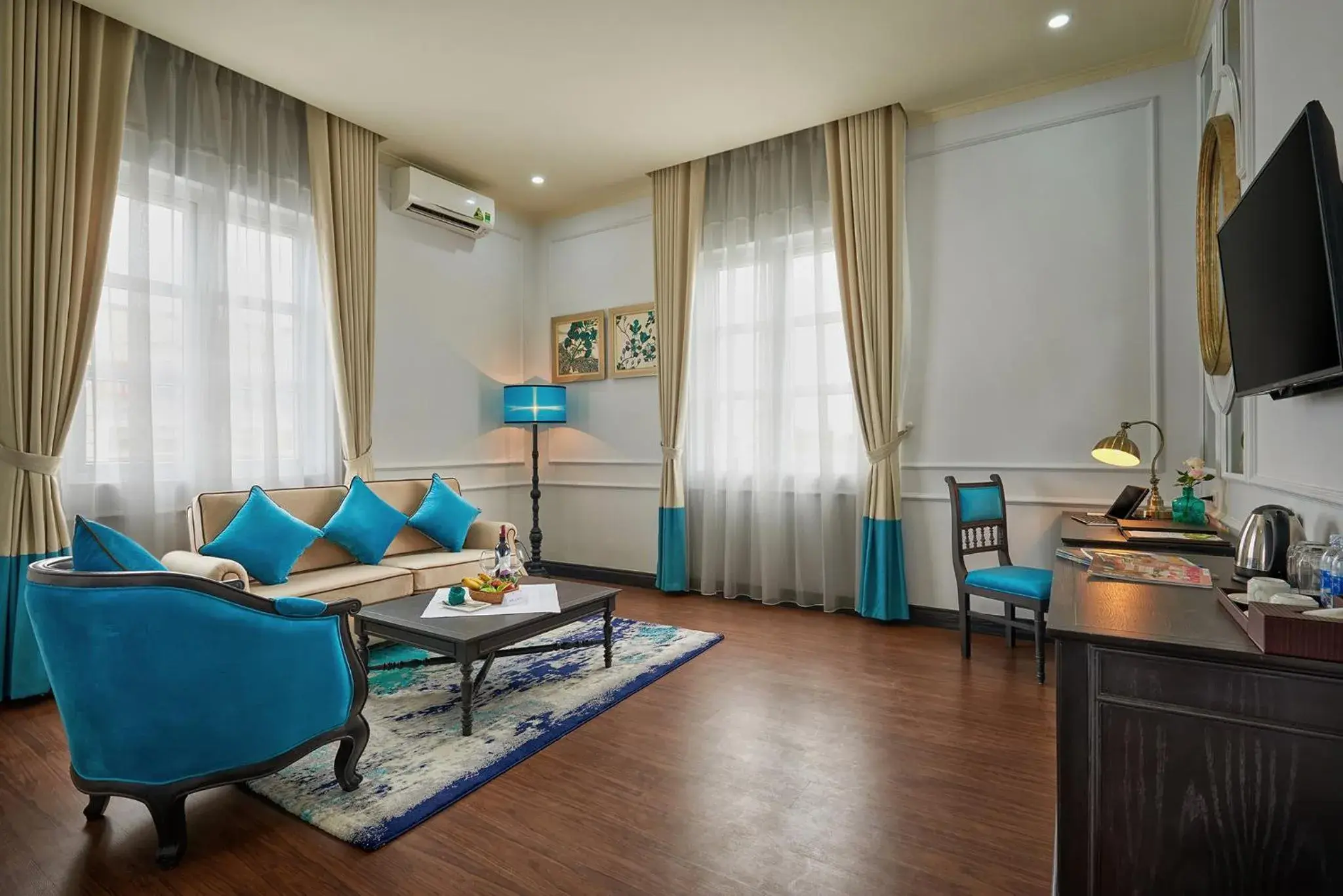 King Suite - single occupancy in Manoir Des Arts Hotel King Suite - single occupancy in Manoir Des Arts Hotel