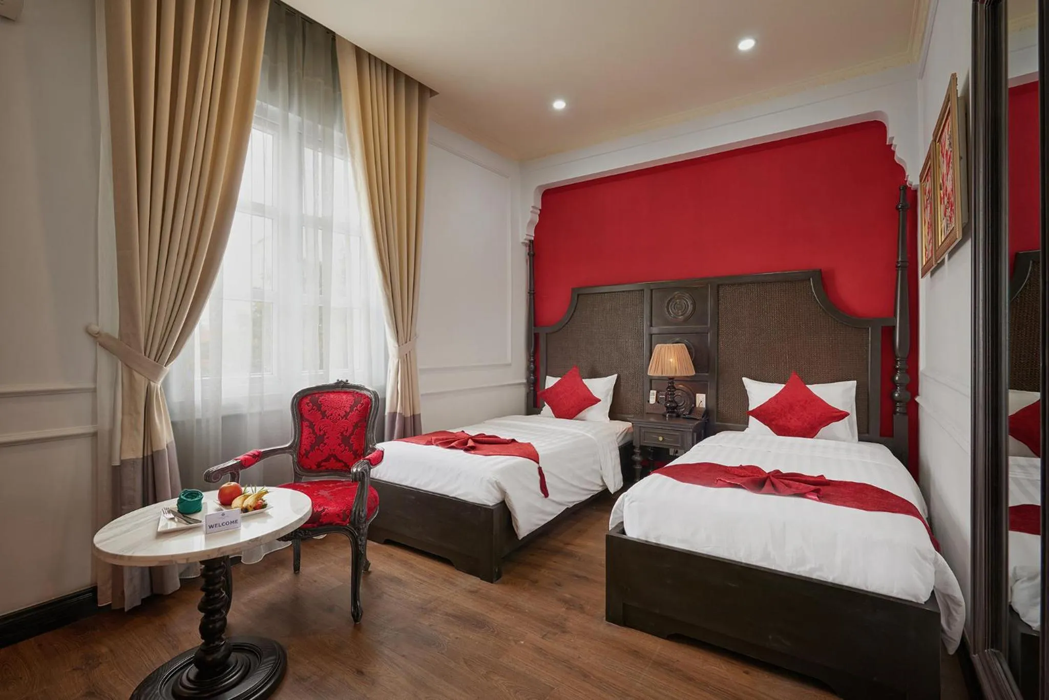 Photo of the whole room, Bed in Manoir Des Arts Hotel