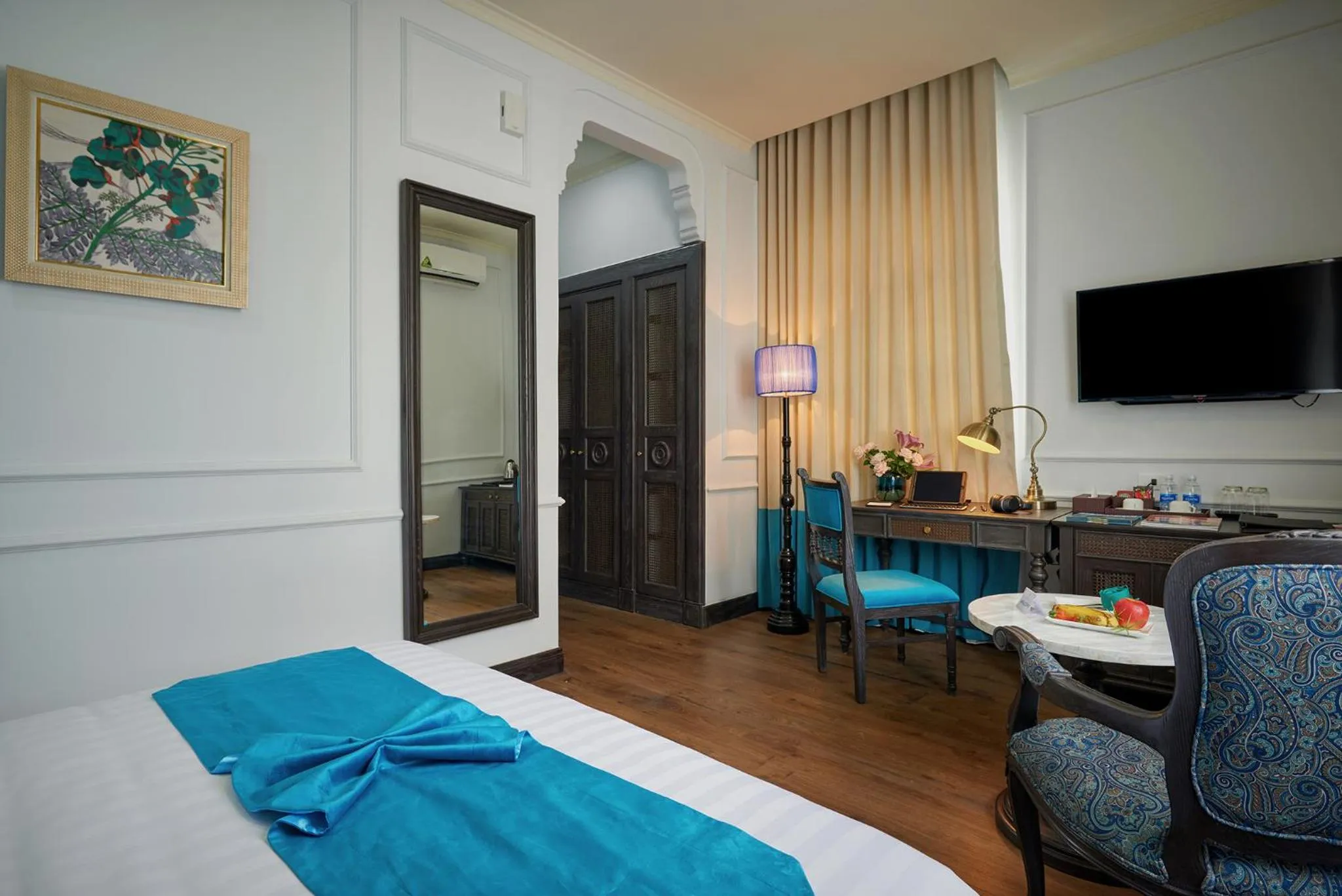 Seating area, Bed in Manoir Des Arts Hotel