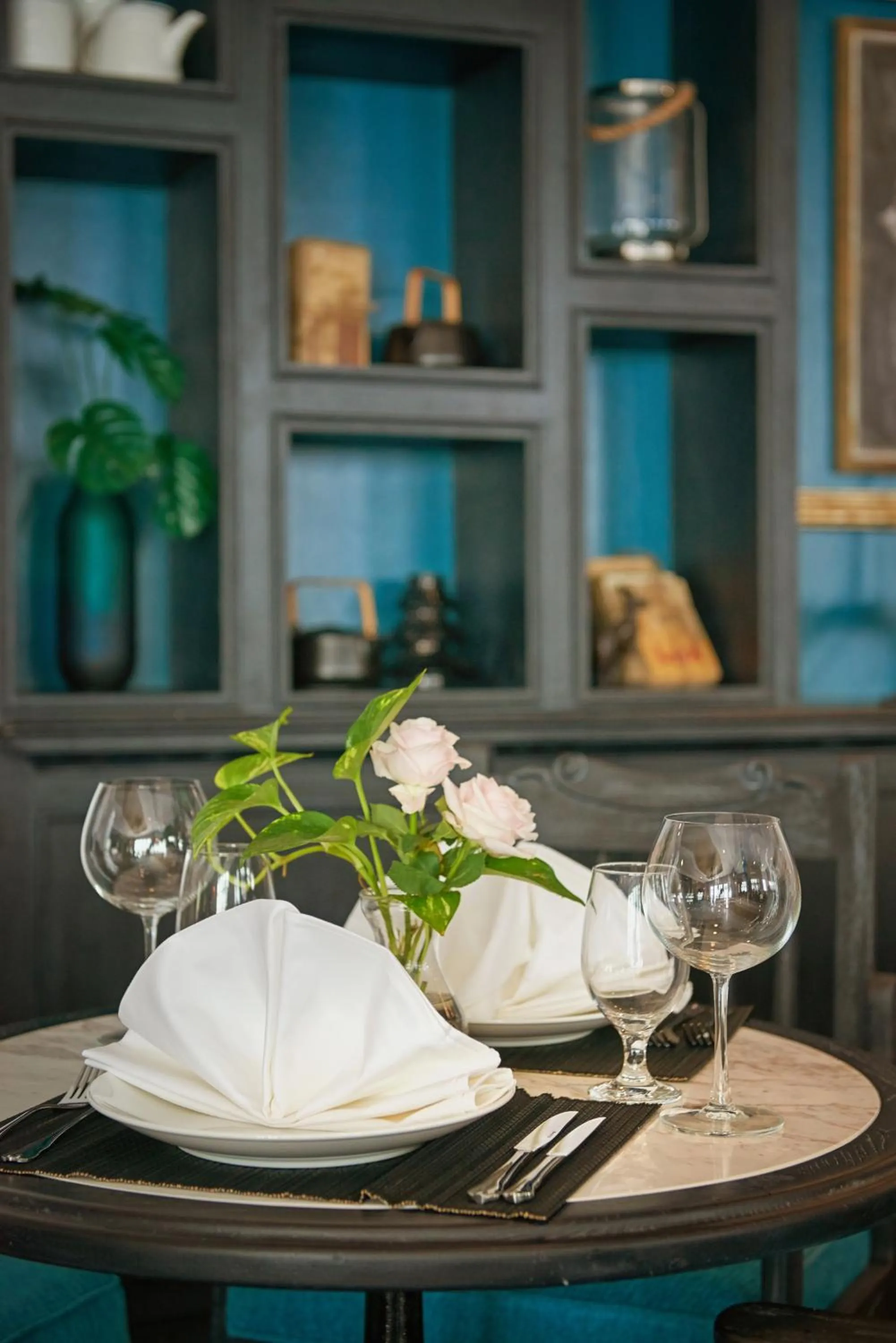 Restaurant/places to eat in Manoir Des Arts Hotel