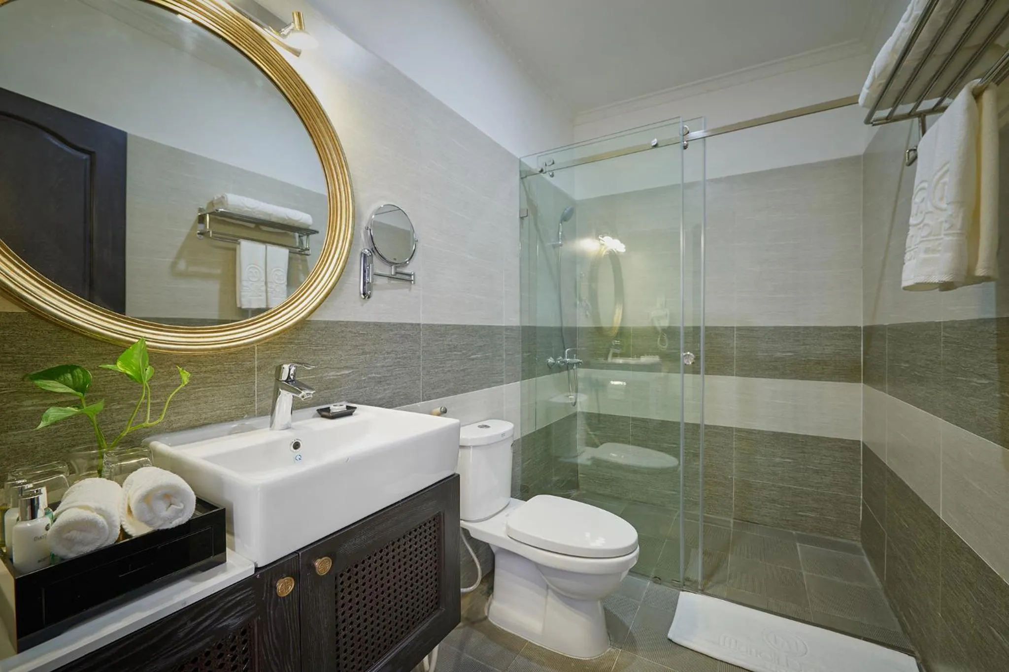 Toilet in Manoir Des Arts Hotel