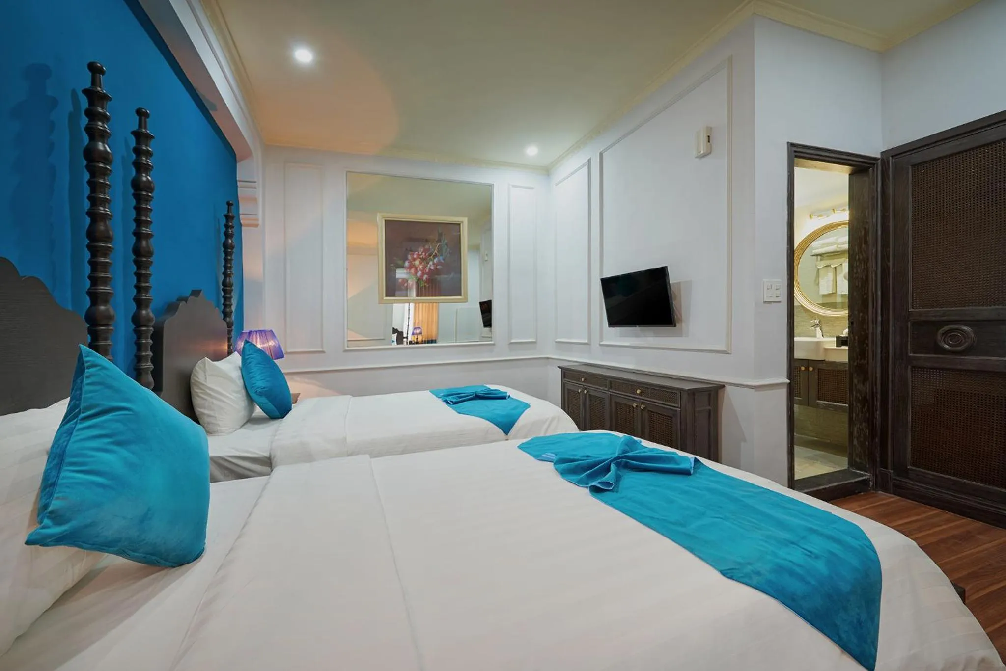 Photo of the whole room, Bed in Manoir Des Arts Hotel