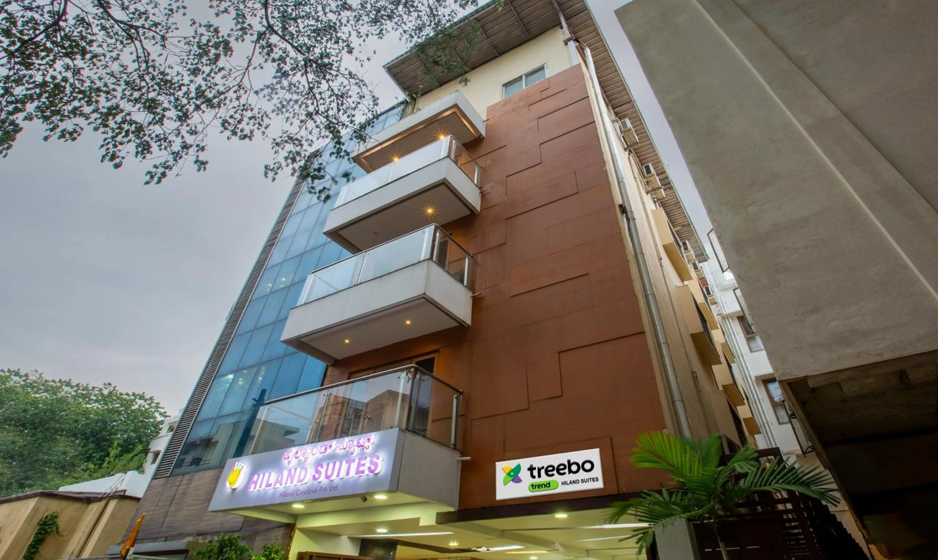Property building in Itsy Hotels Hiland Suites