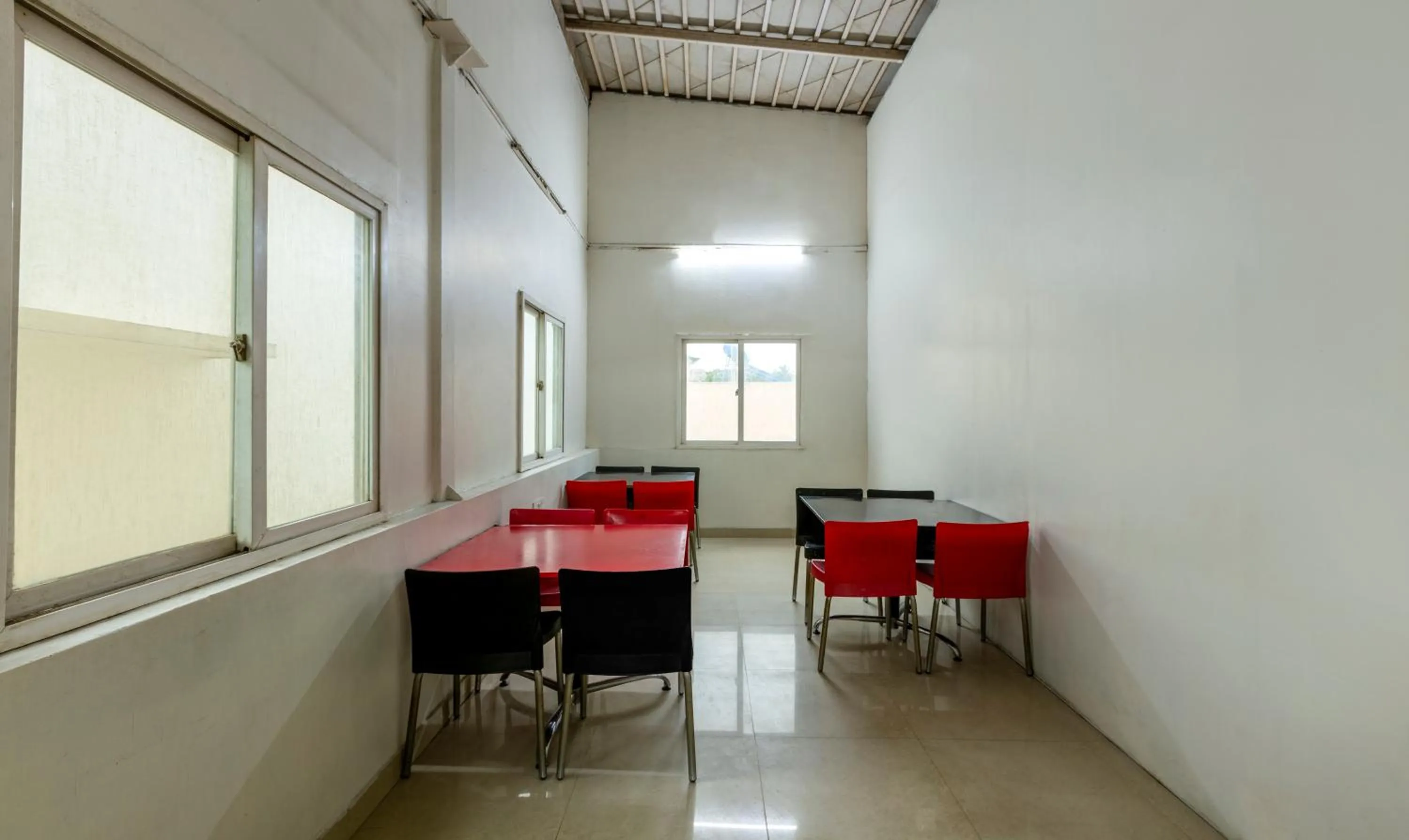 Dining area in Itsy Hotels Hiland Suites