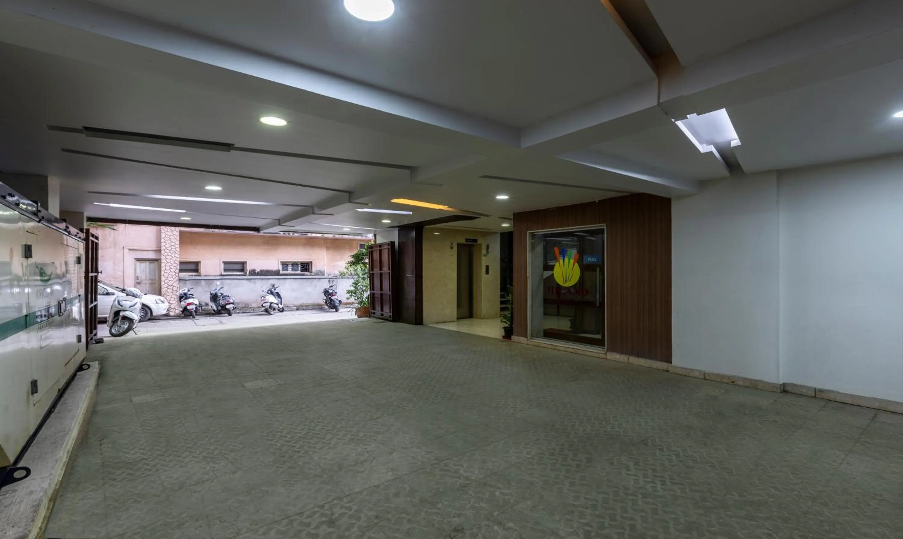 Parking in Itsy Hotels Hiland Suites