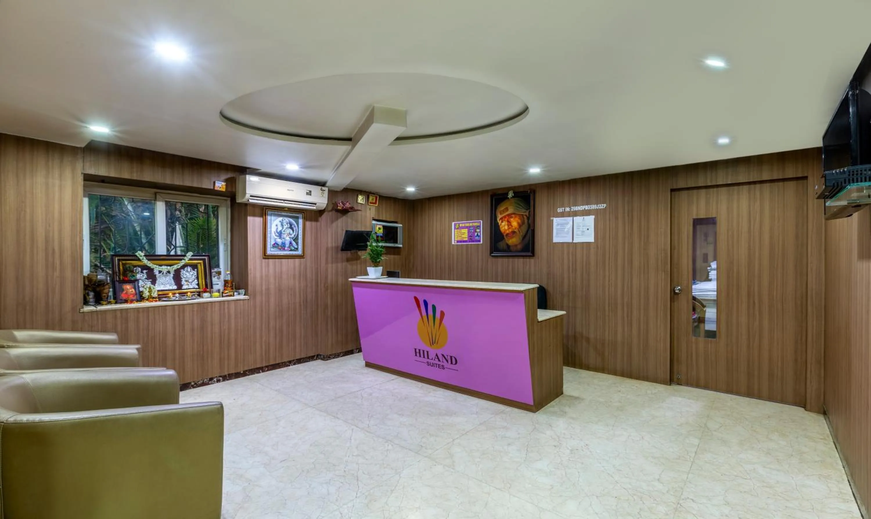 Seating area in Itsy Hotels Hiland Suites