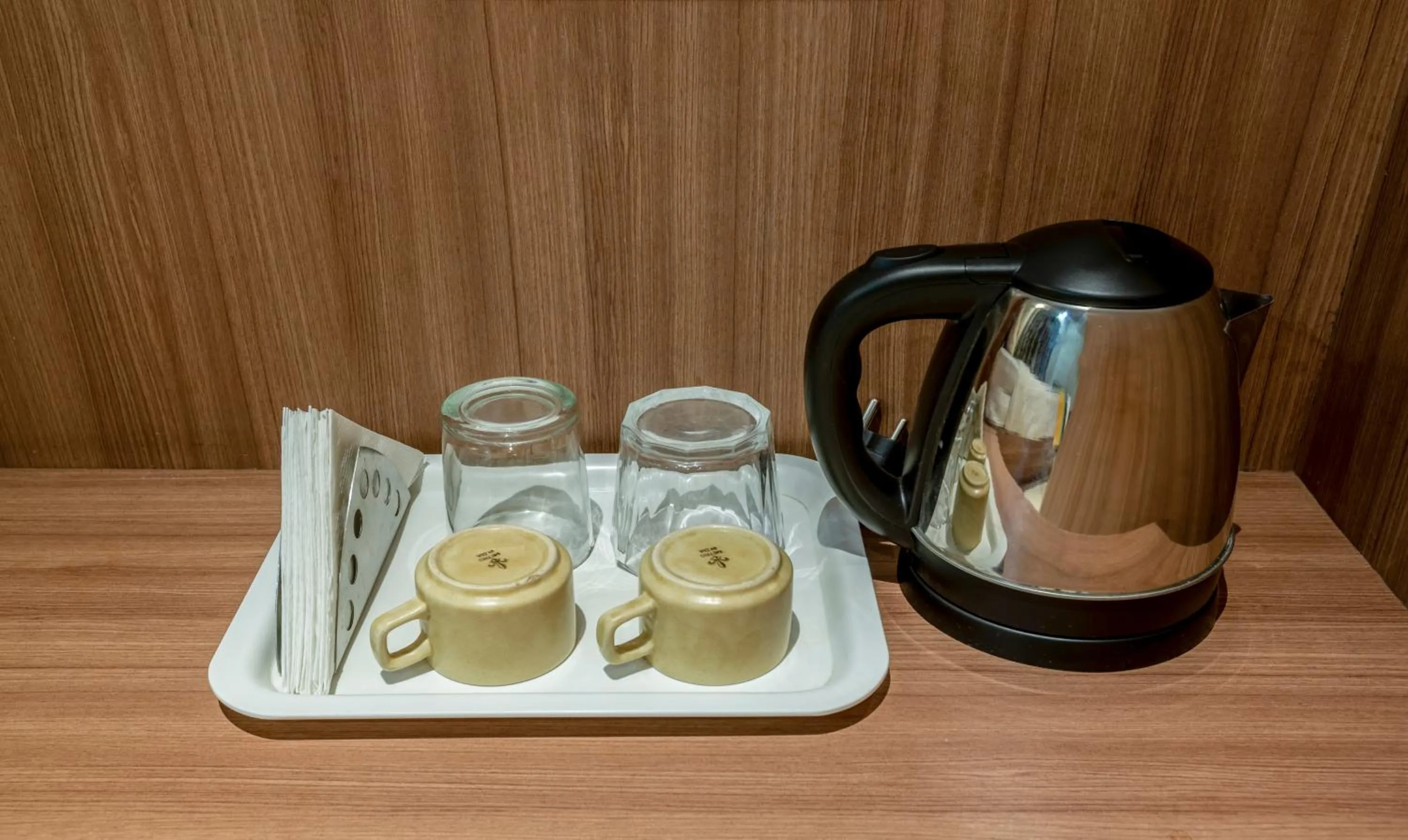 Coffee/tea facilities in Itsy Hotels Hiland Suites
