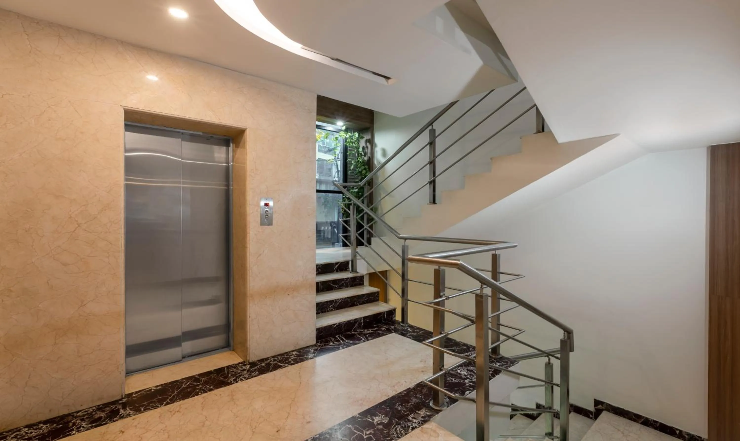 elevator in Itsy Hotels Hiland Suites